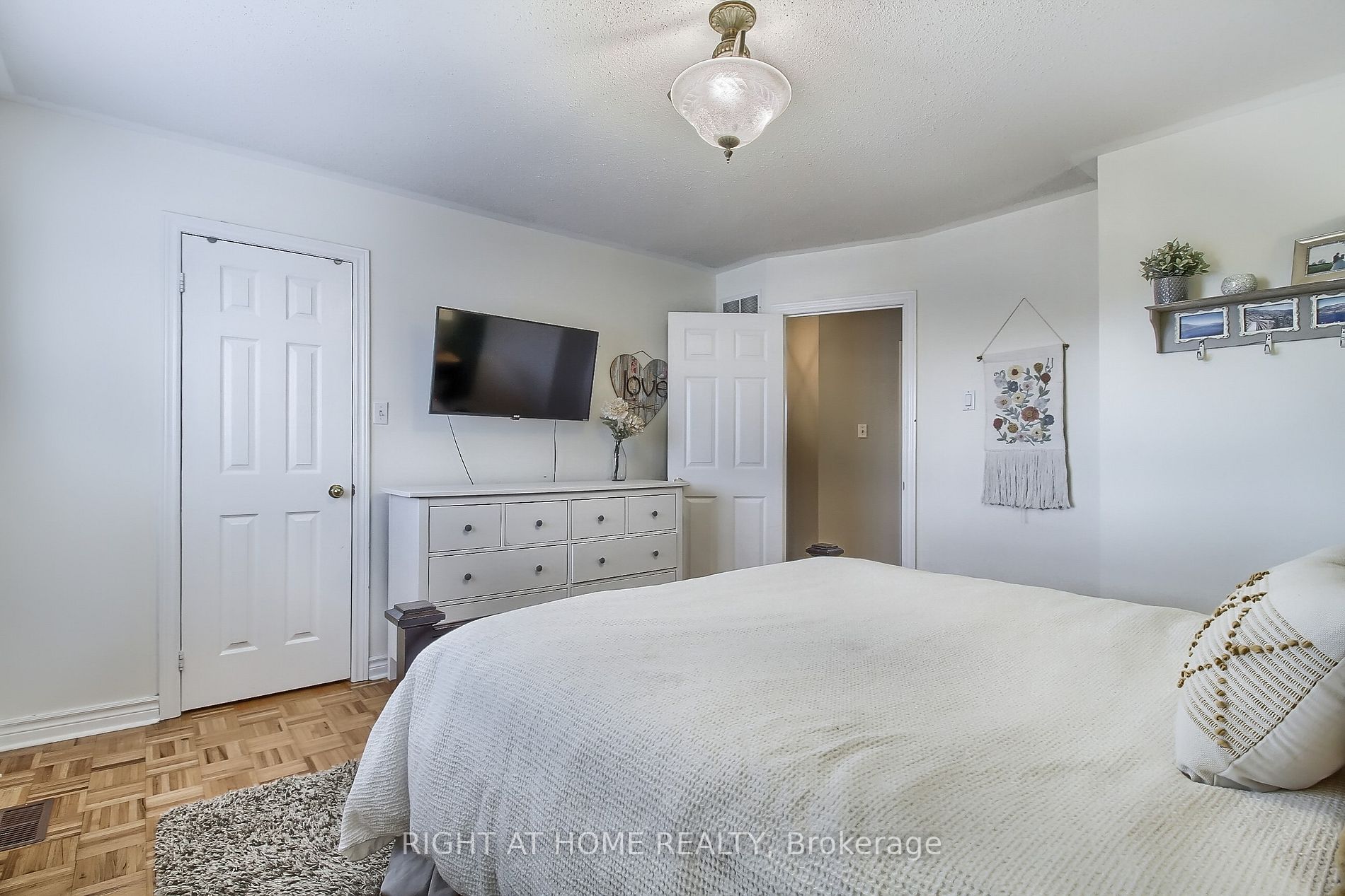6 Manorwood Crt