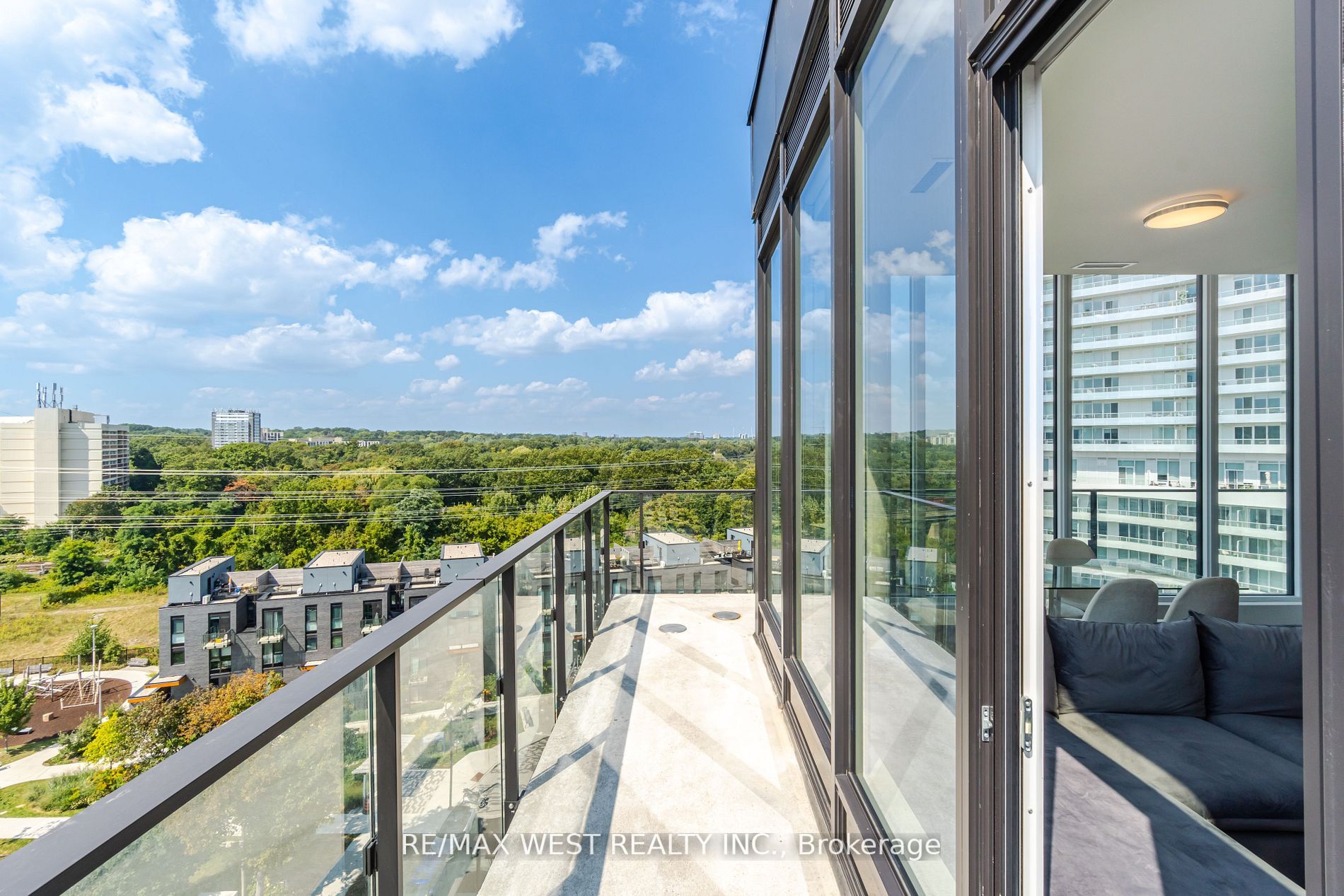 4208 Dundas St W, #812