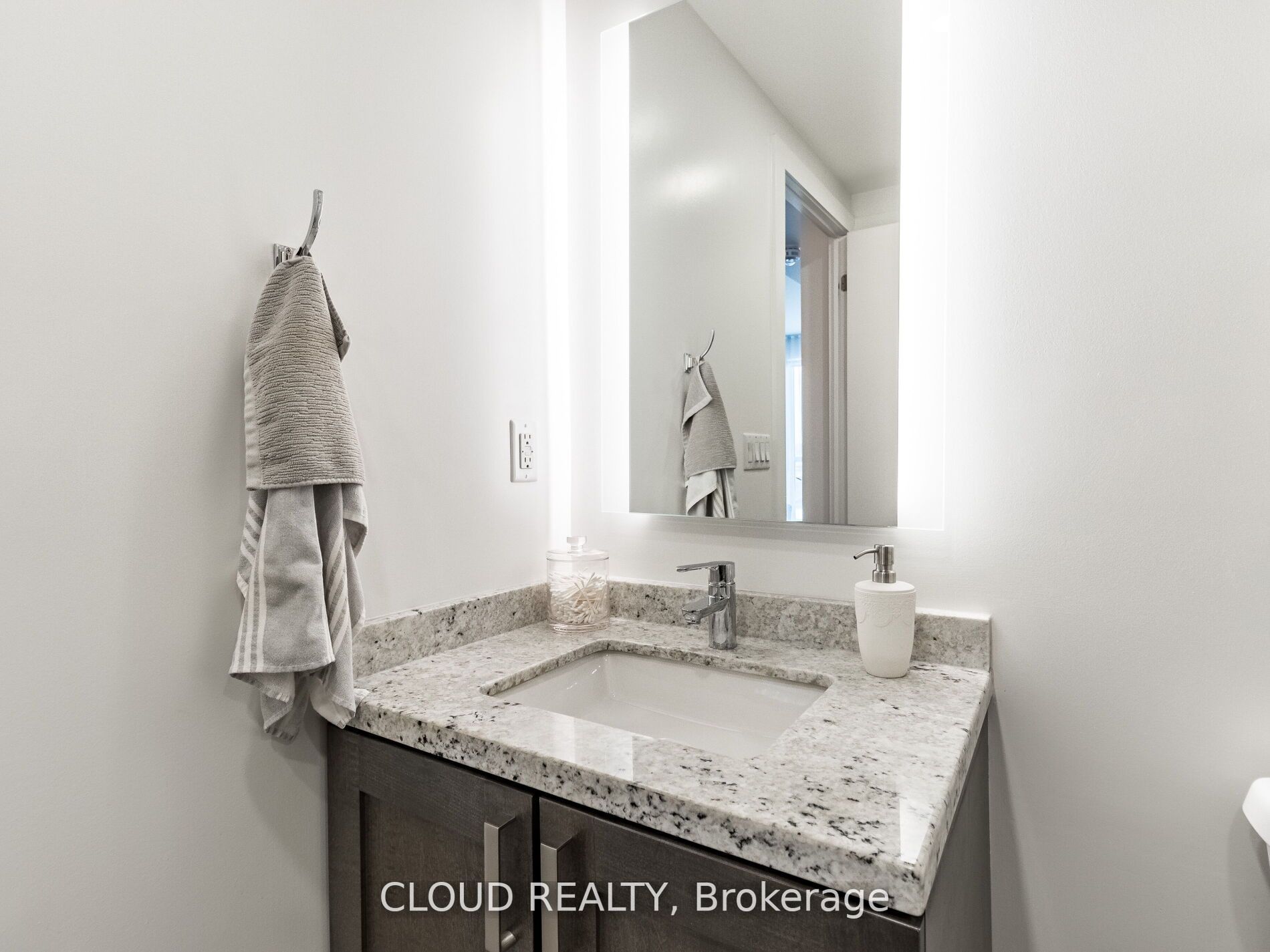 5220 Dundas Street, #D620