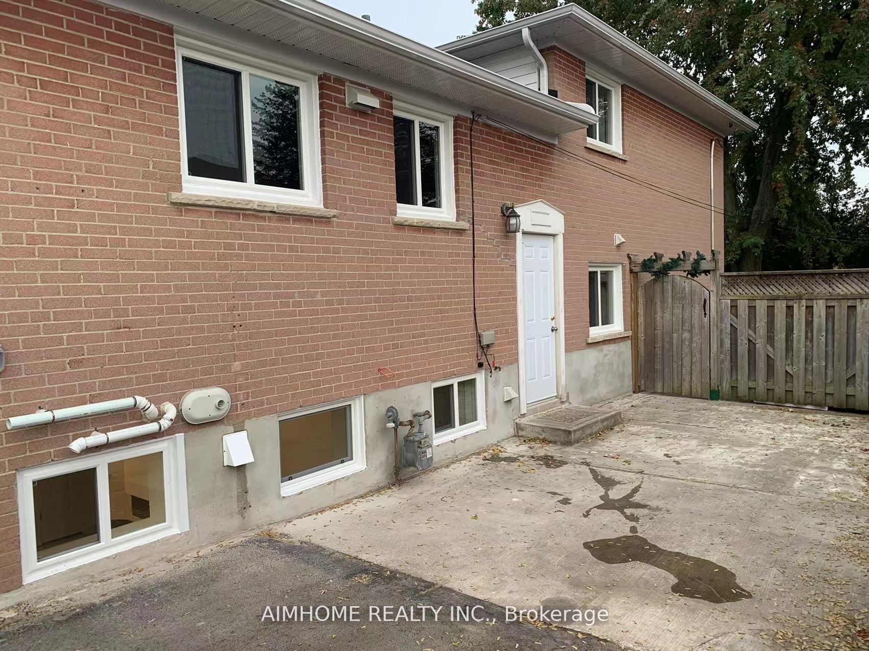 1321 Redbank Cres, #Lower