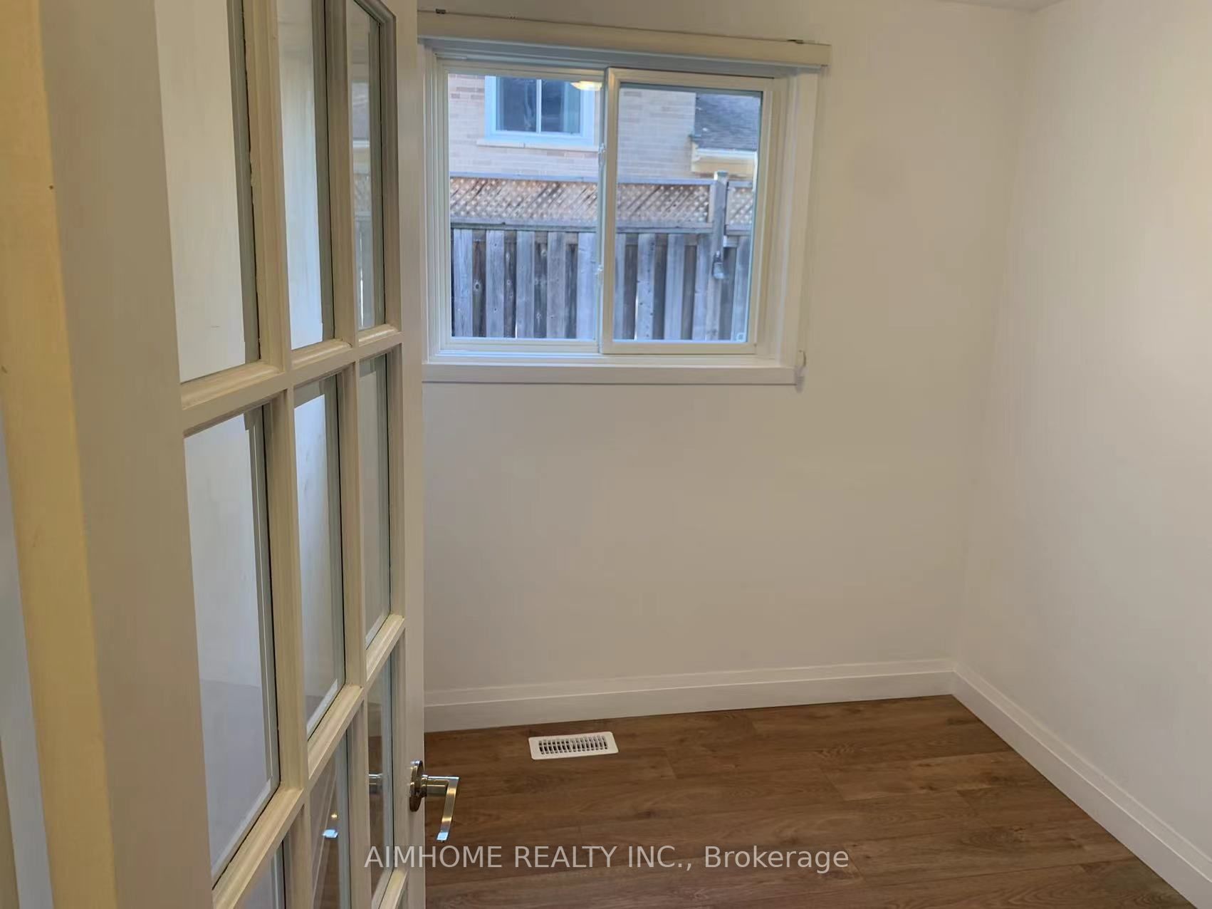 1321 Redbank Cres, #Lower