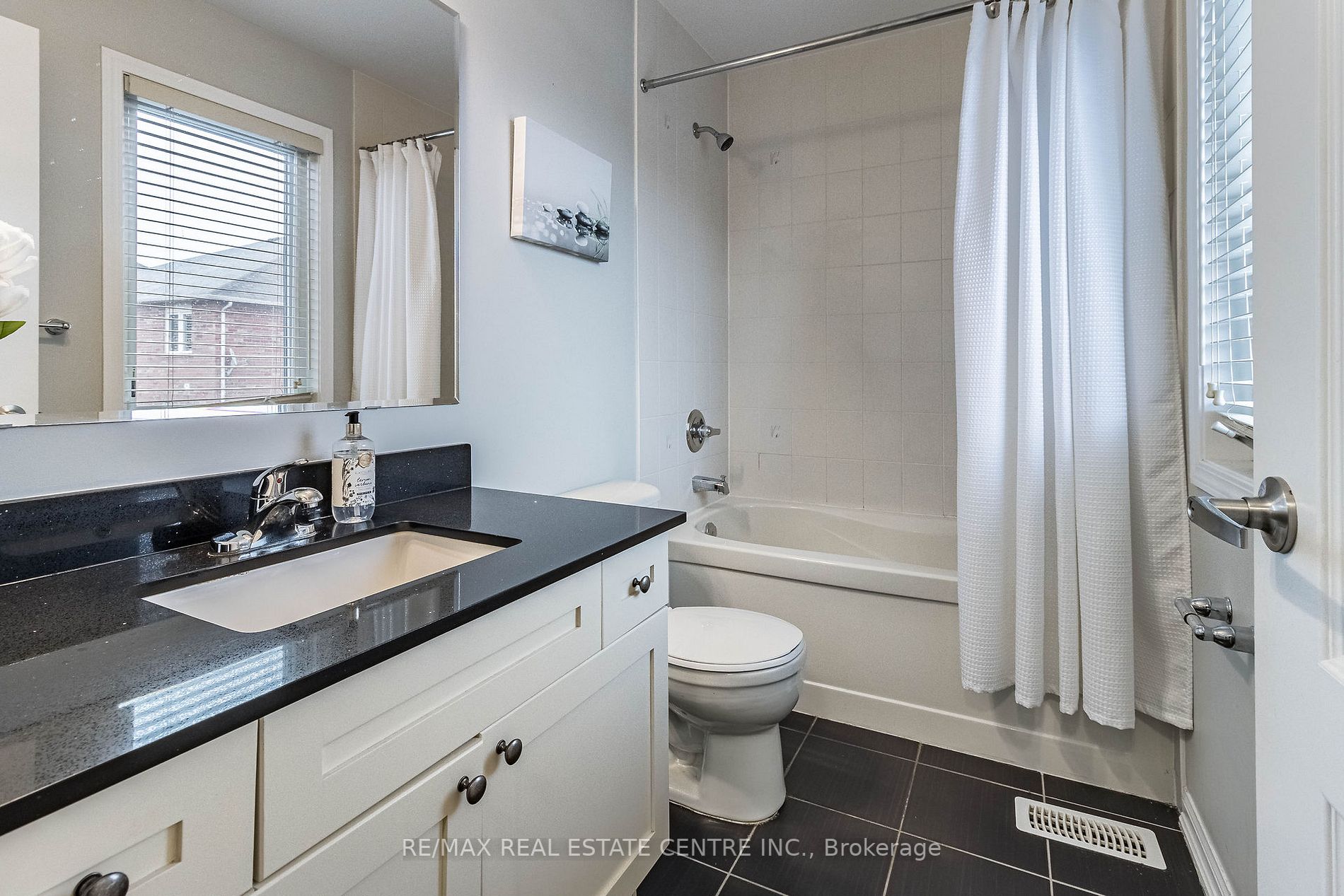 415 Pozbou Cres