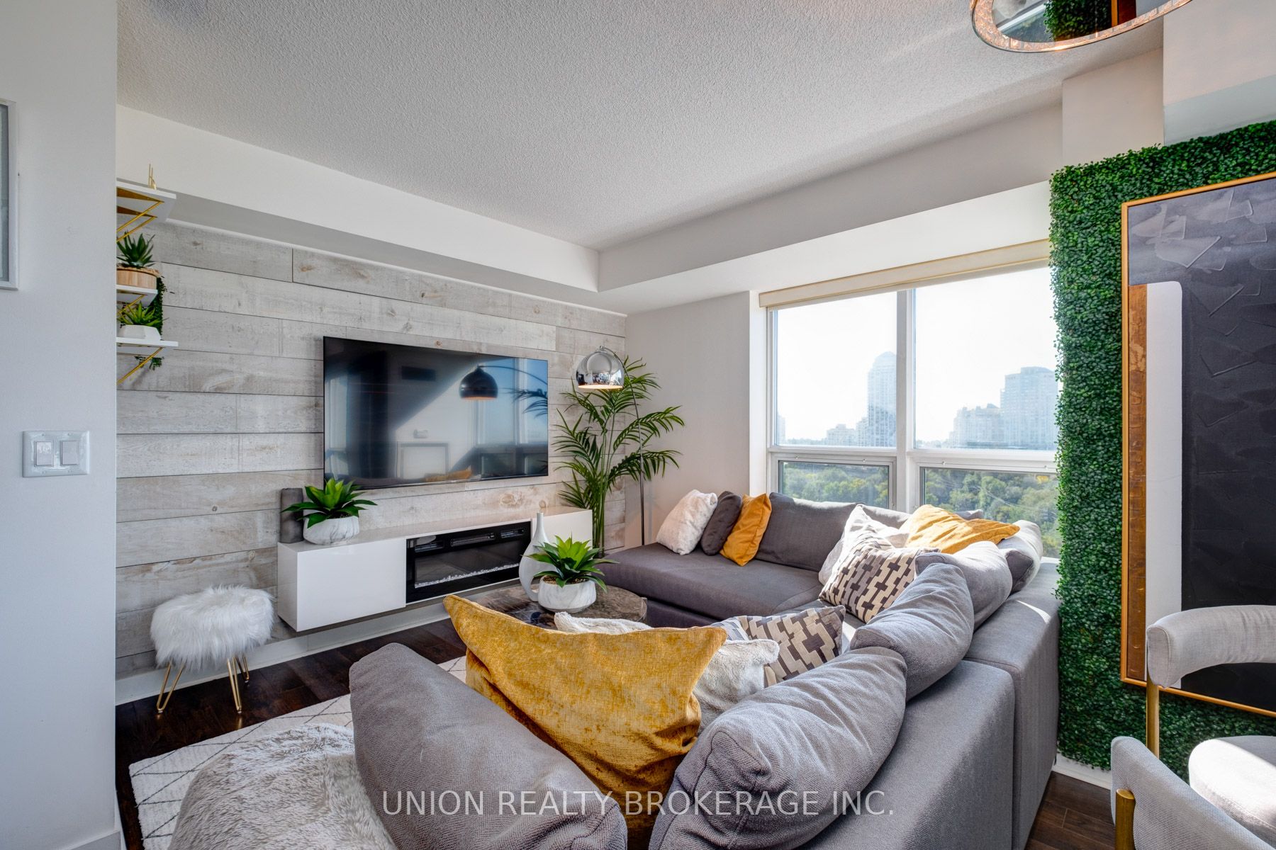 155 Legion Road N, #905