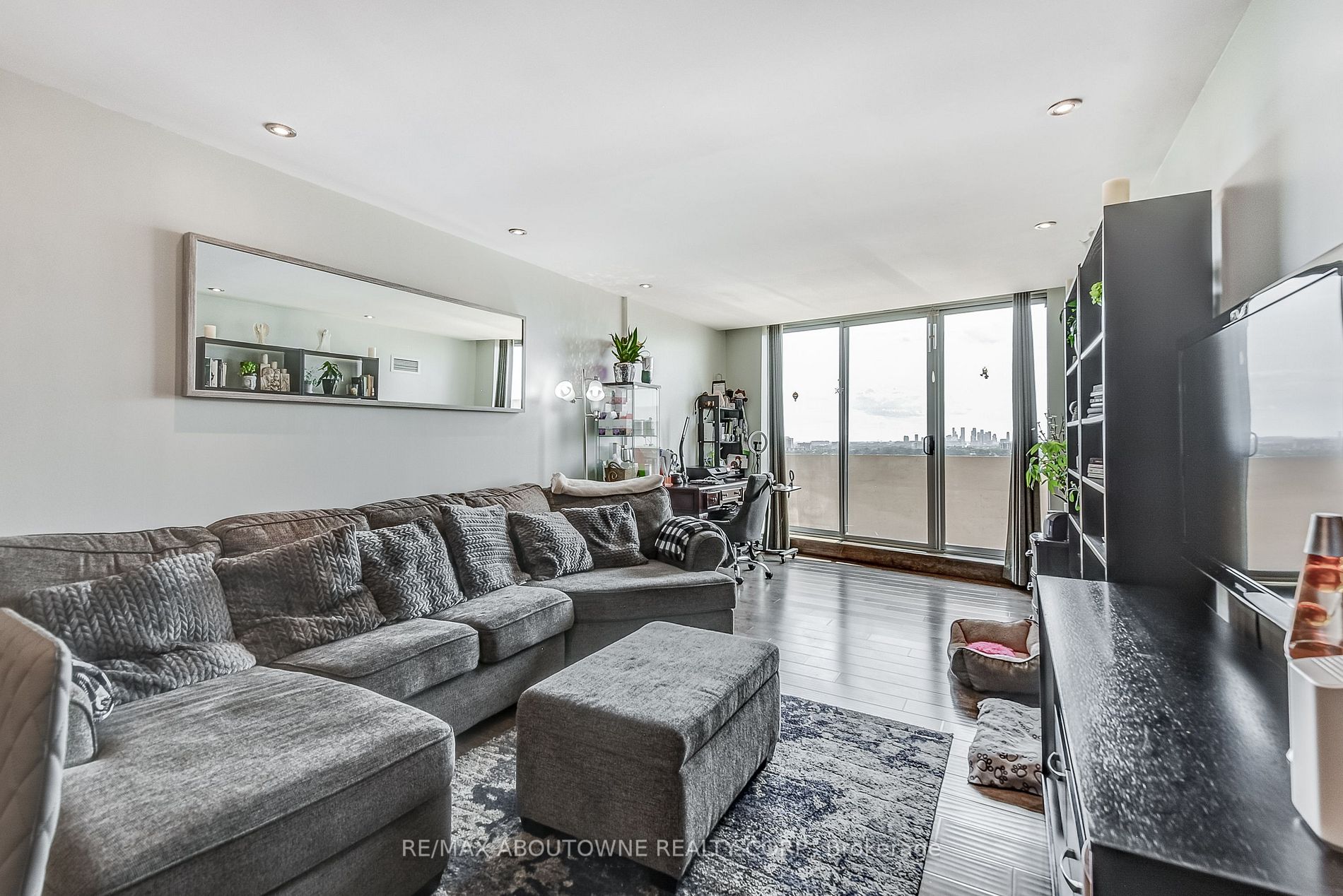 812 Burnhamthorpe Rd, #Ph2