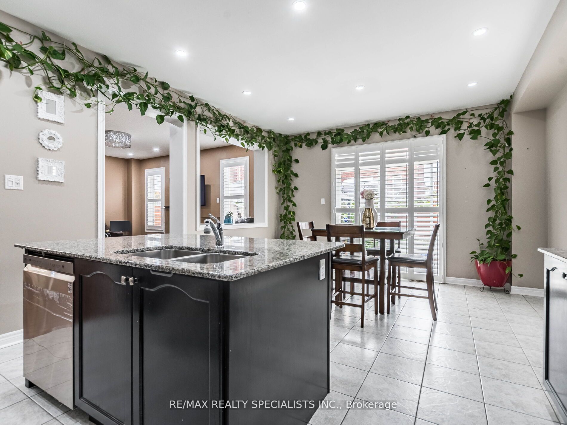113 Aylesbury Dr