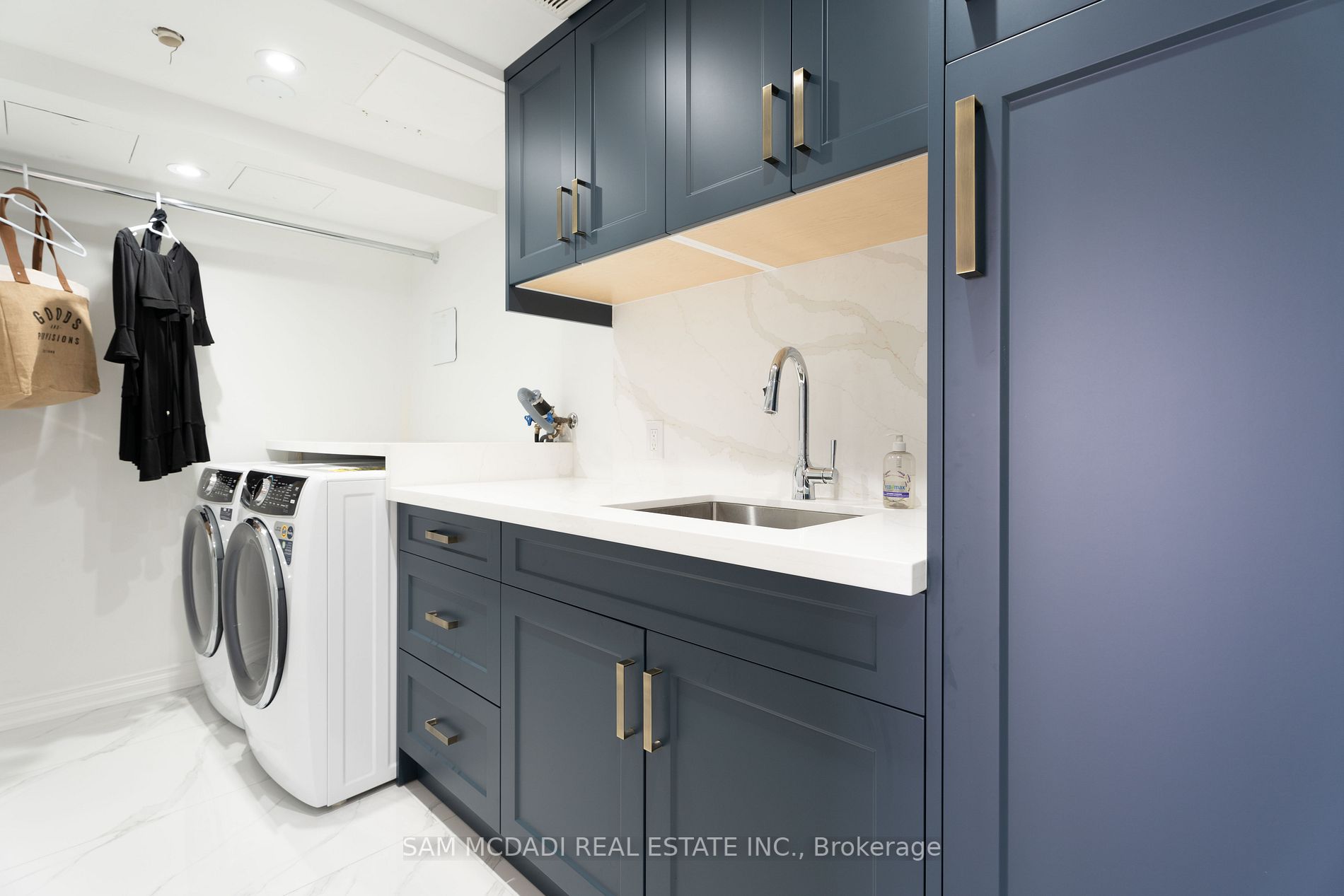 1800 The Collegeway, #811