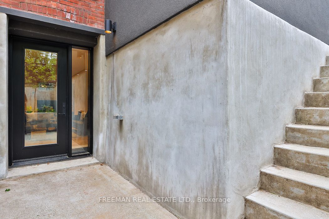 262 Roncesvalles Ave, #Lower
