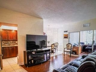 20 Cherrytree Dr, #106