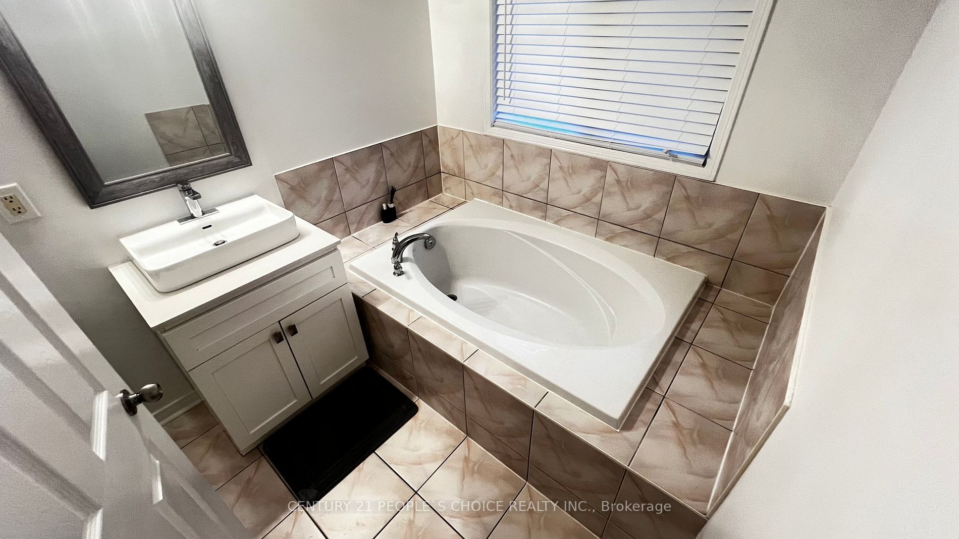 87 Mowat Cres