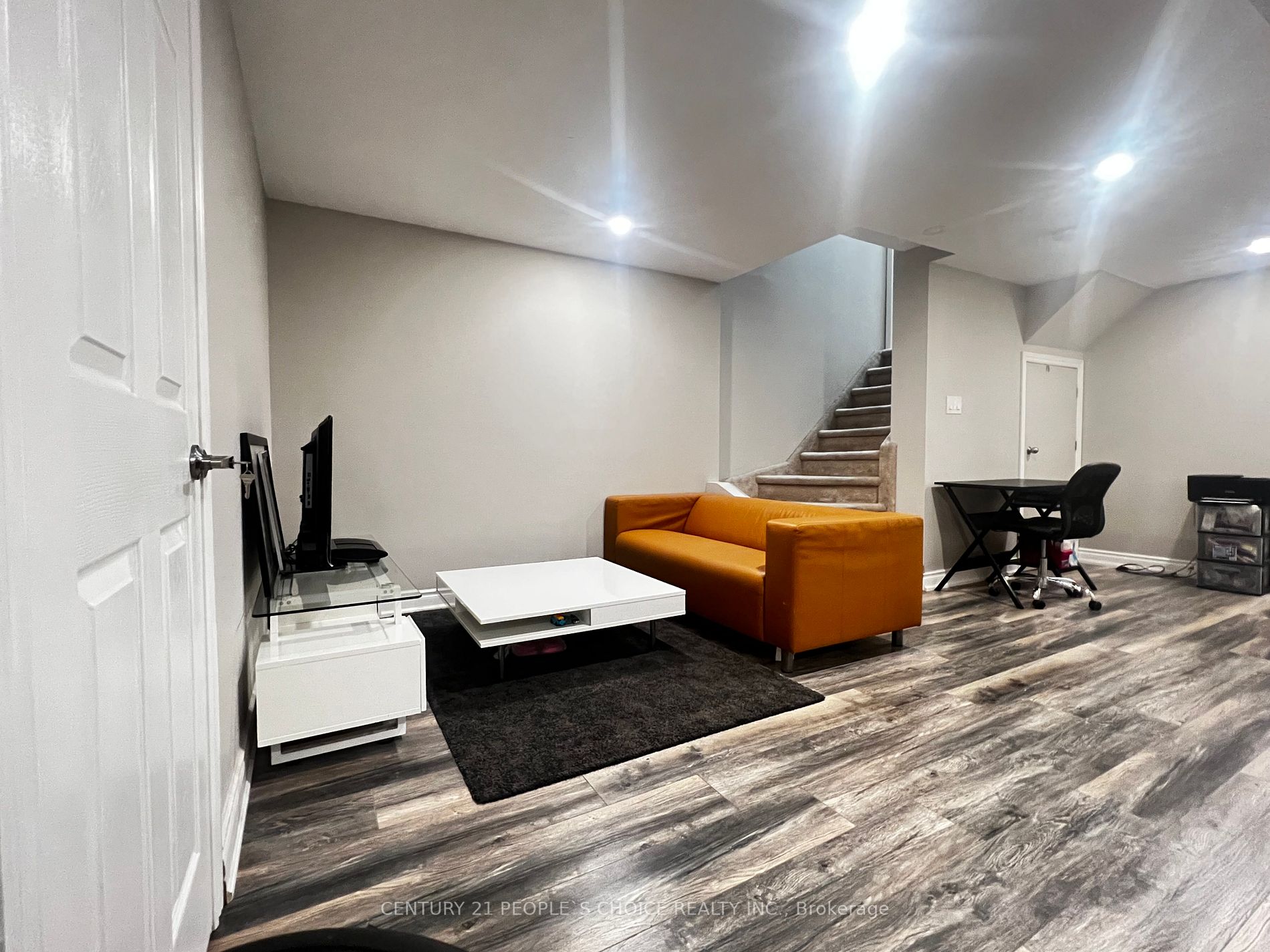 87 Mowat Cres