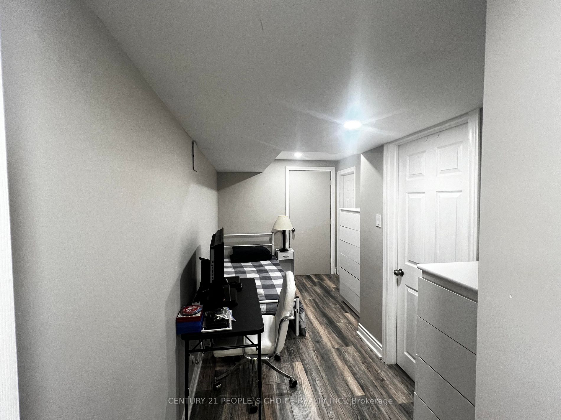 87 Mowat Cres