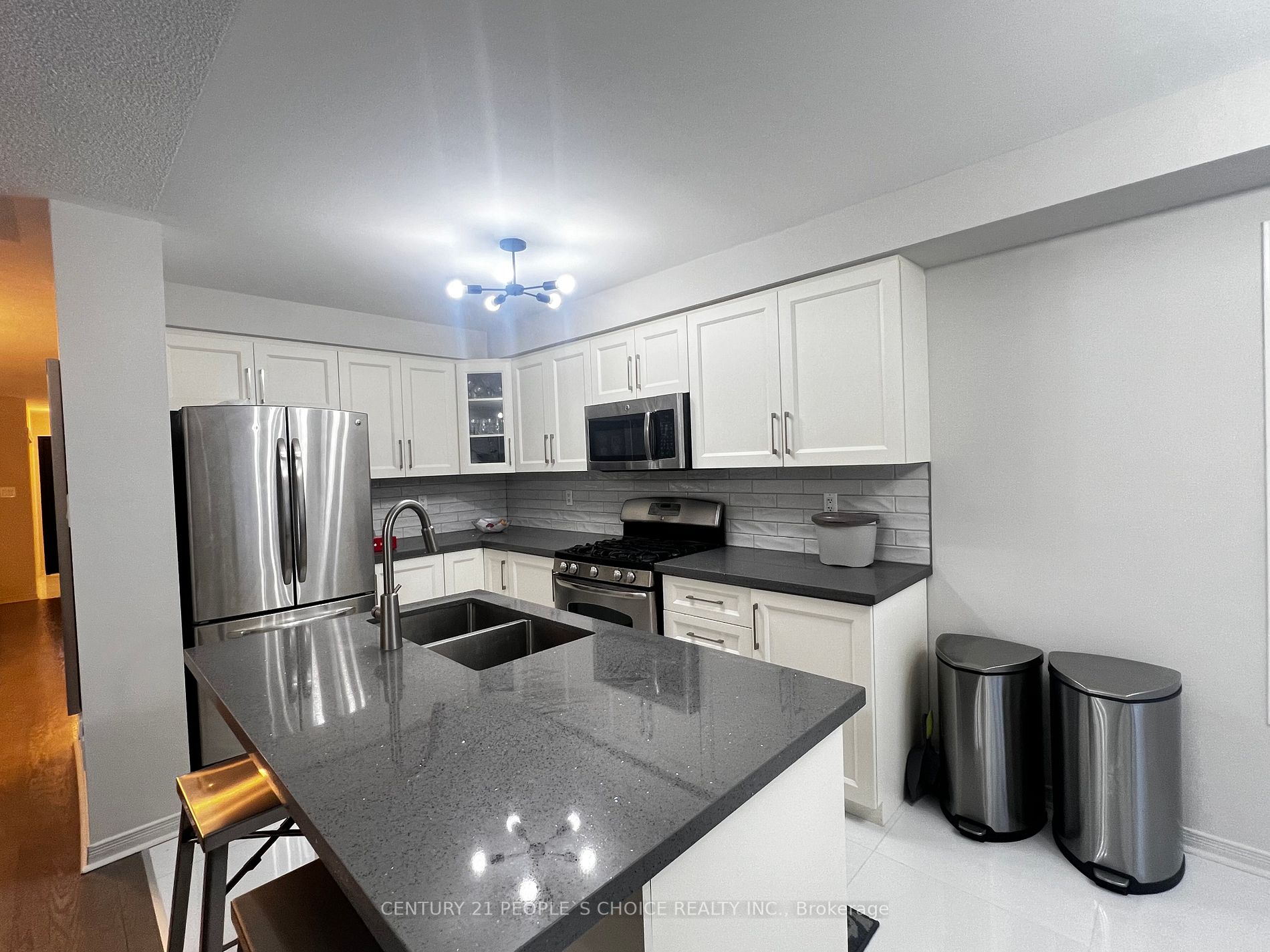 87 Mowat Cres