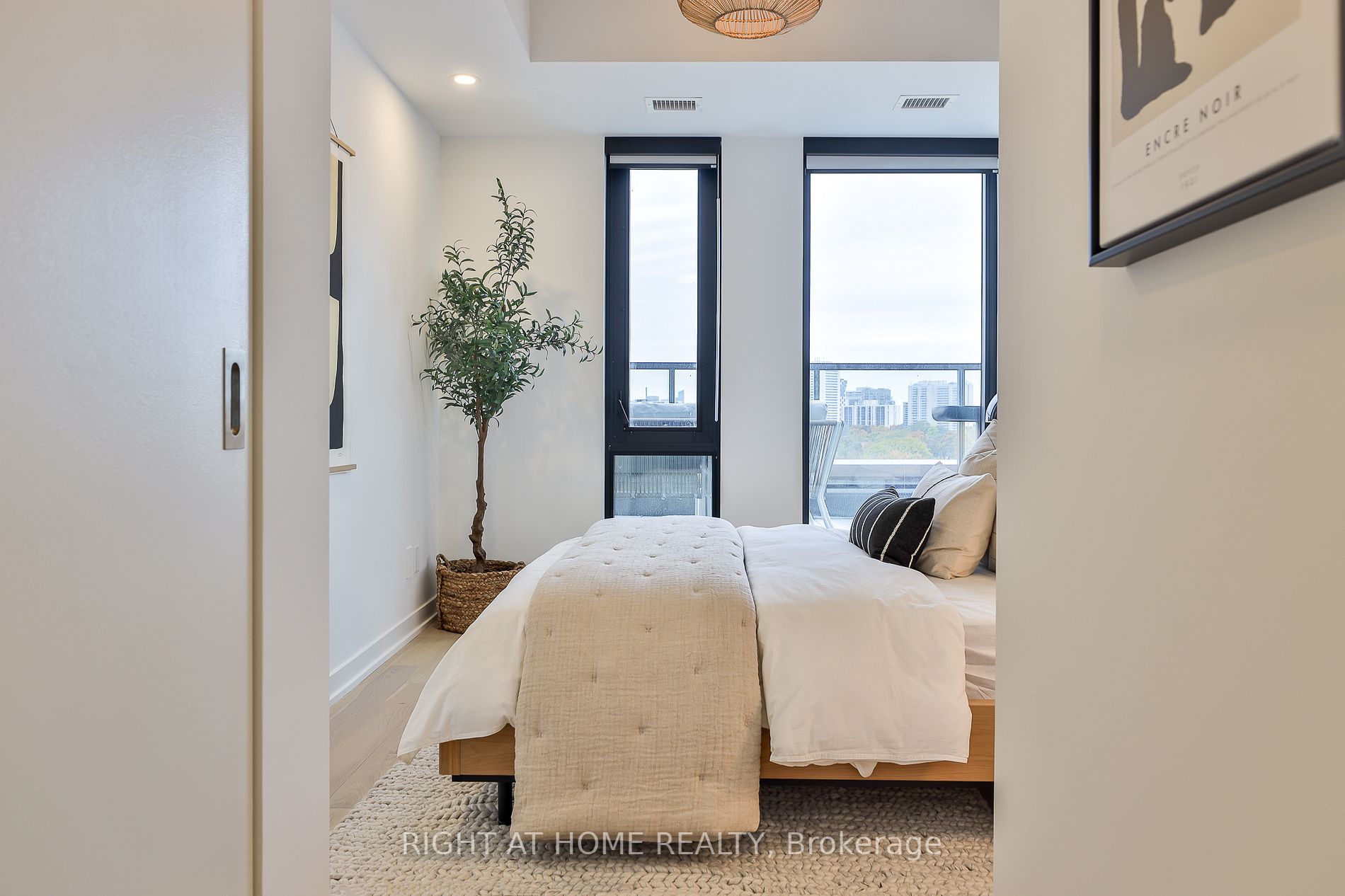 2720 Dundas St W, #601