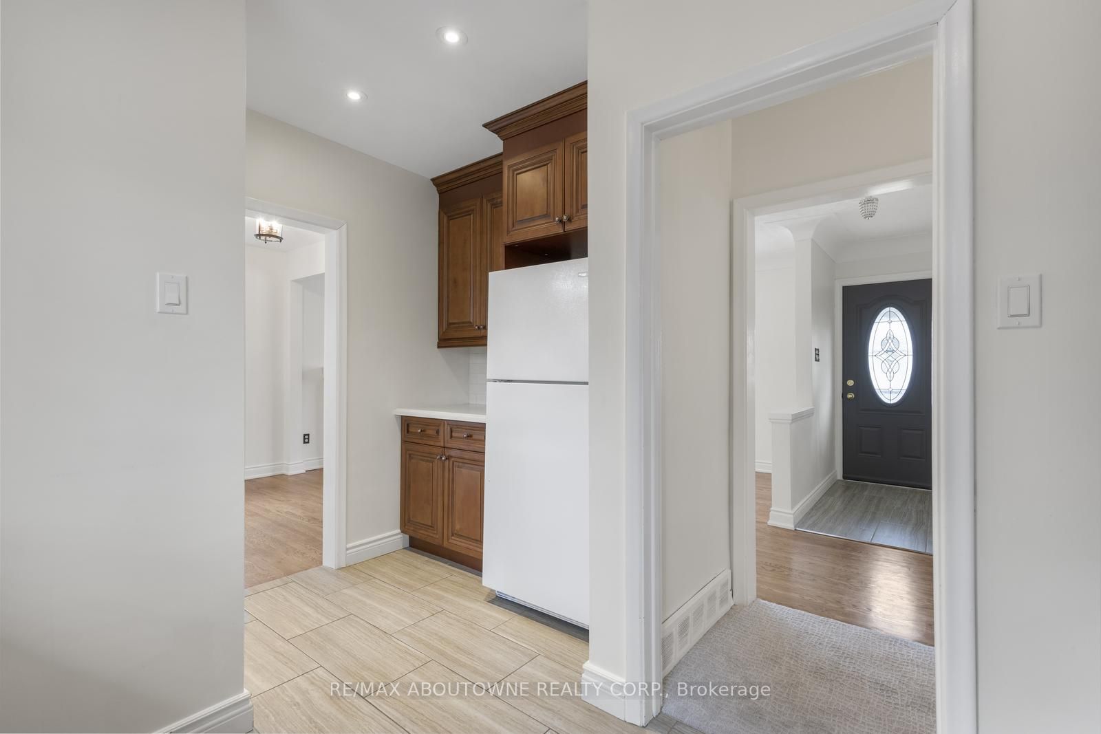 210 Woodale Ave