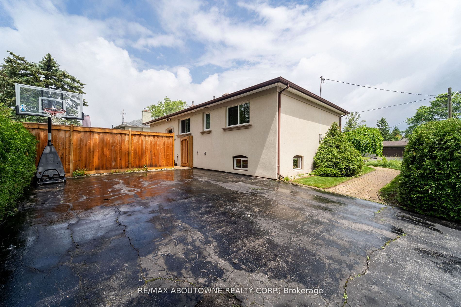 210 Woodale Ave