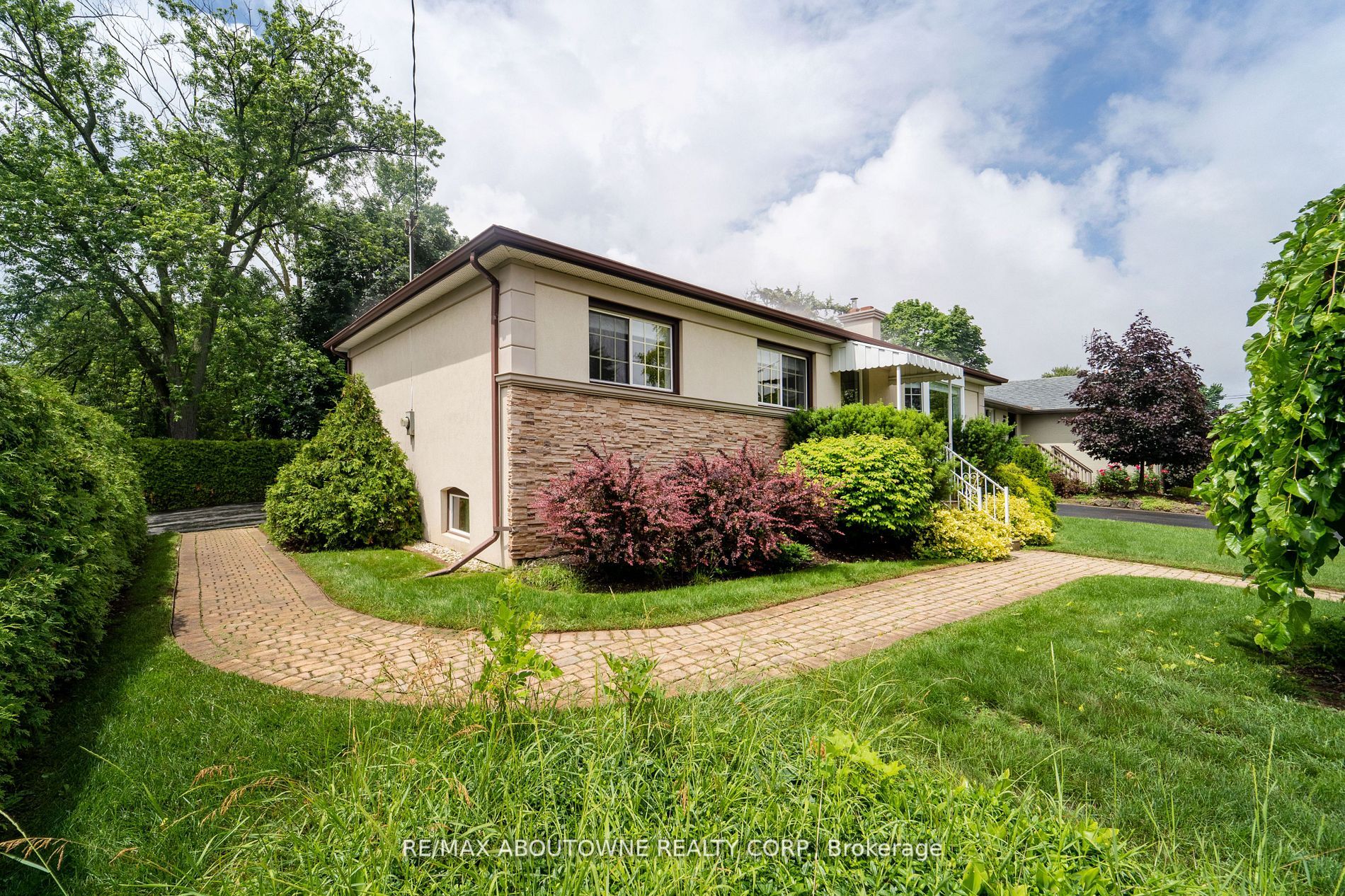 210 Woodale Ave
