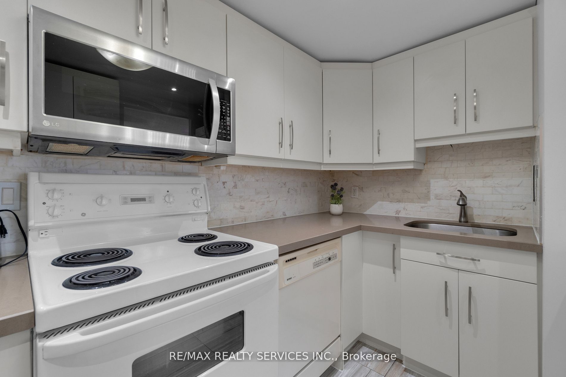 3700 Kaneff Cres, #504