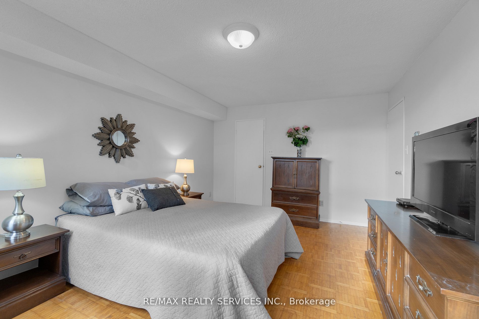 3700 Kaneff Cres, #504