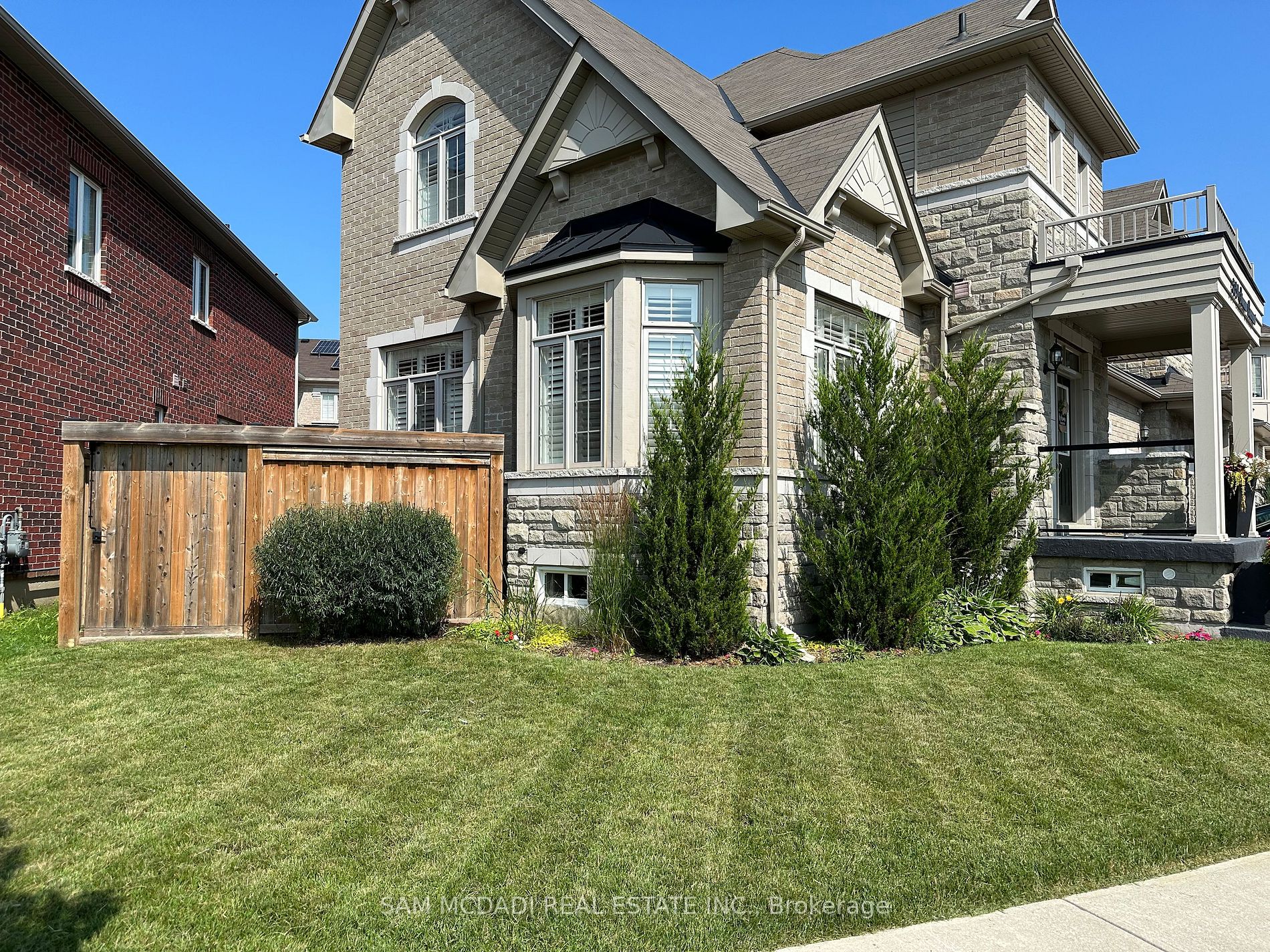 539 Stream Cres