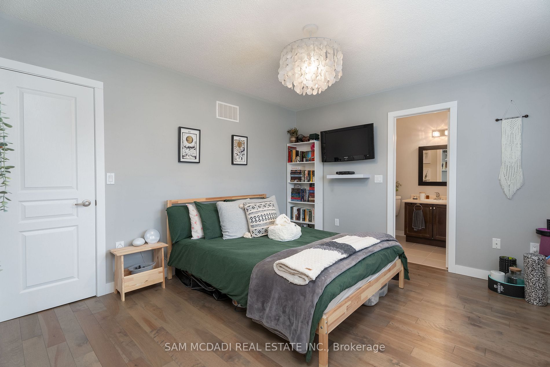 539 Stream Cres