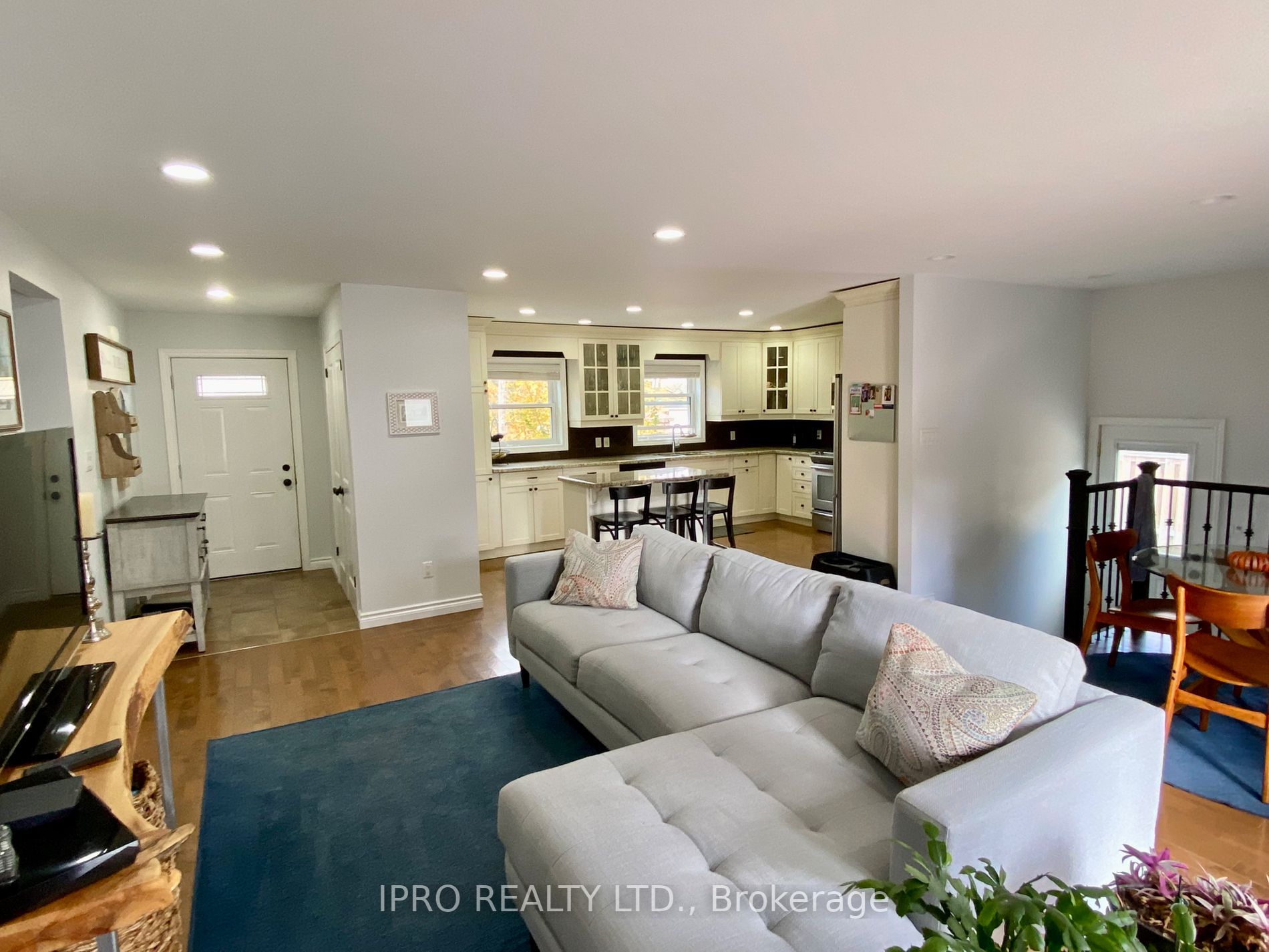 49 King St N
