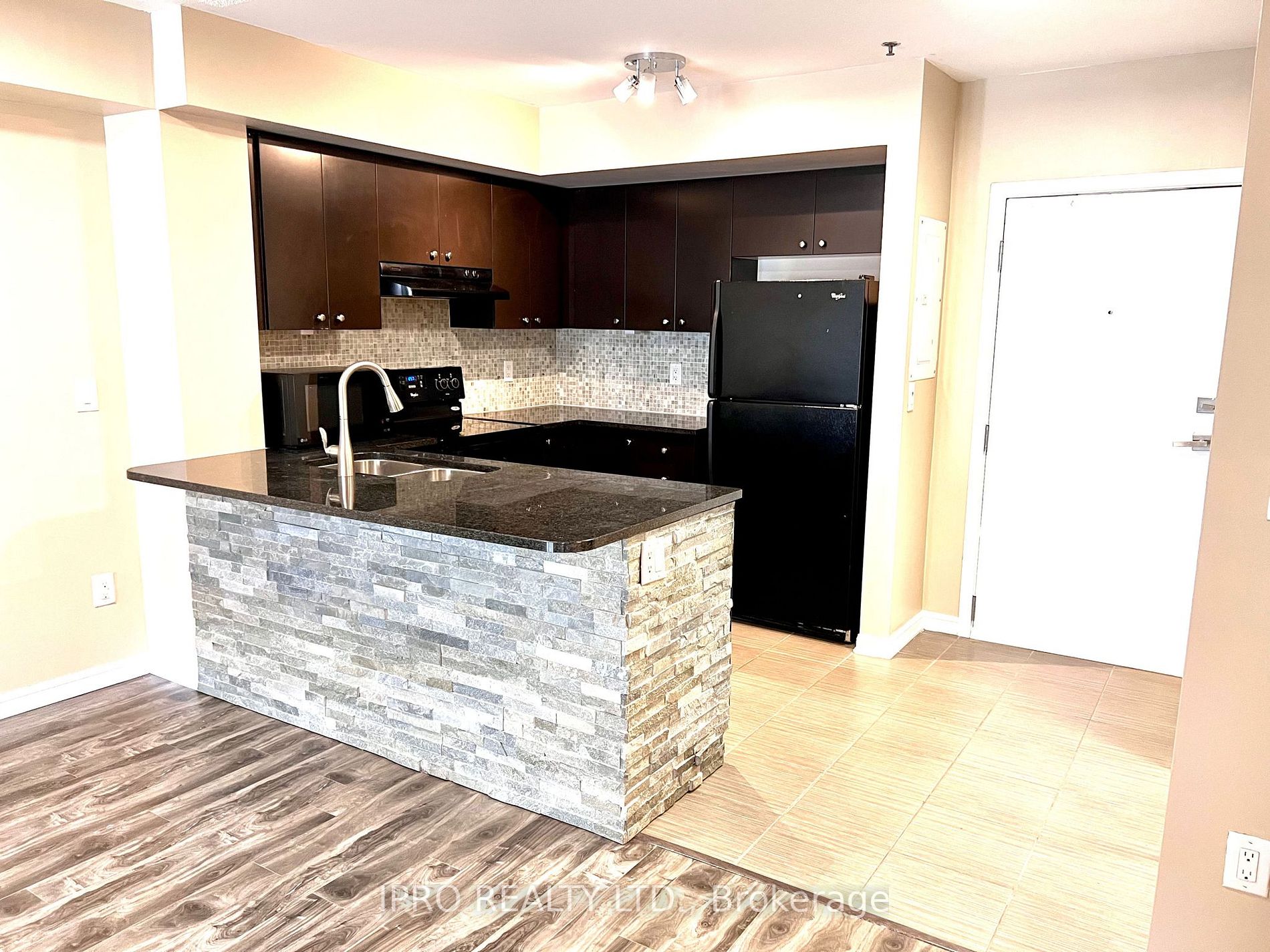 60 Baycliffe Cres, #101