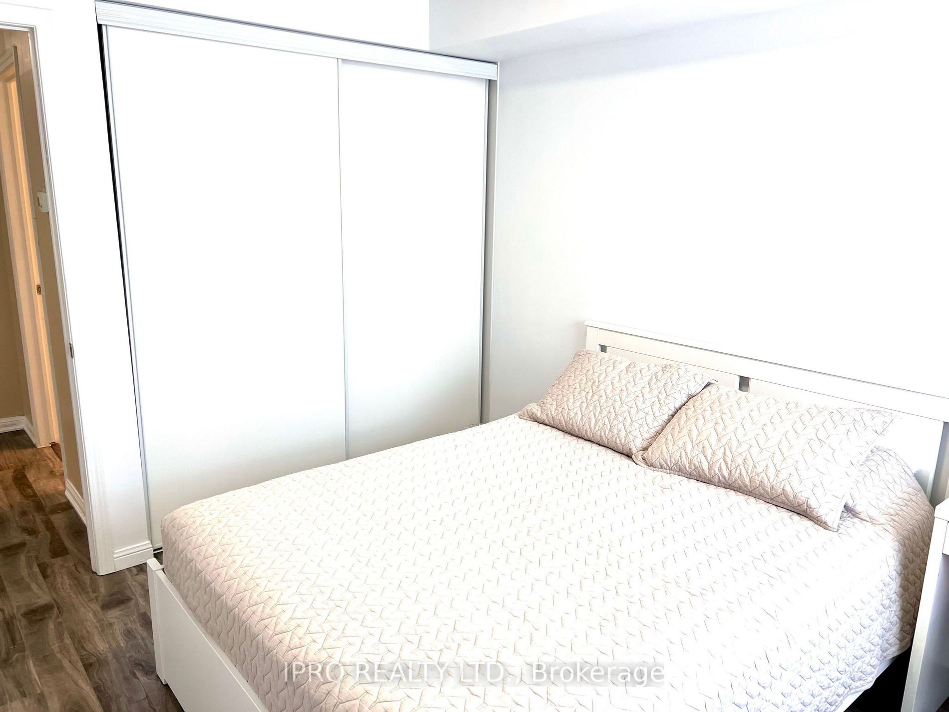 60 Baycliffe Cres, #101