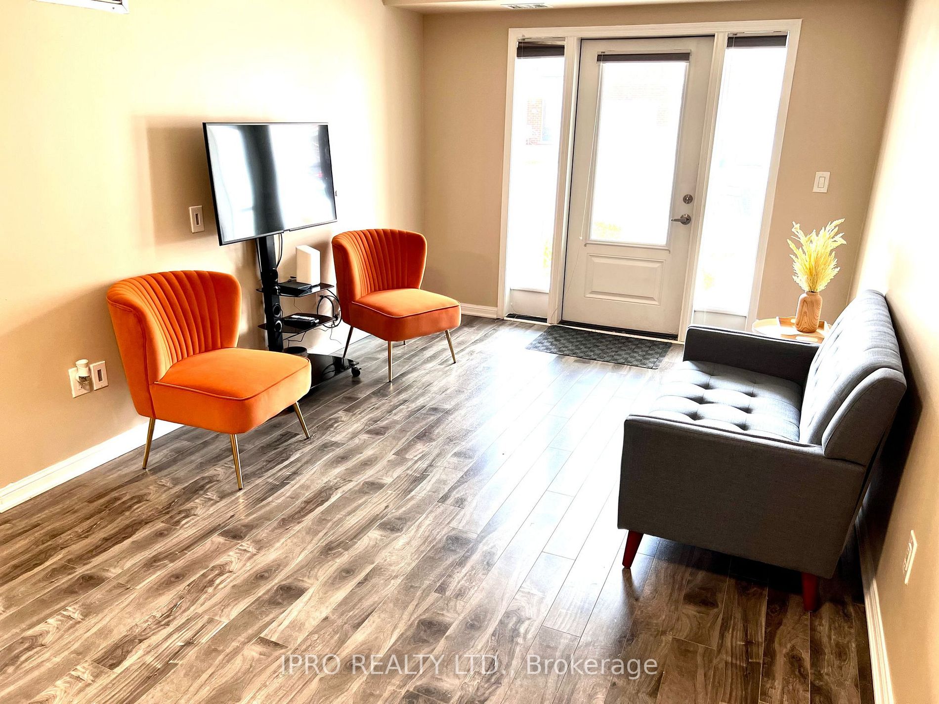 60 Baycliffe Cres, #101