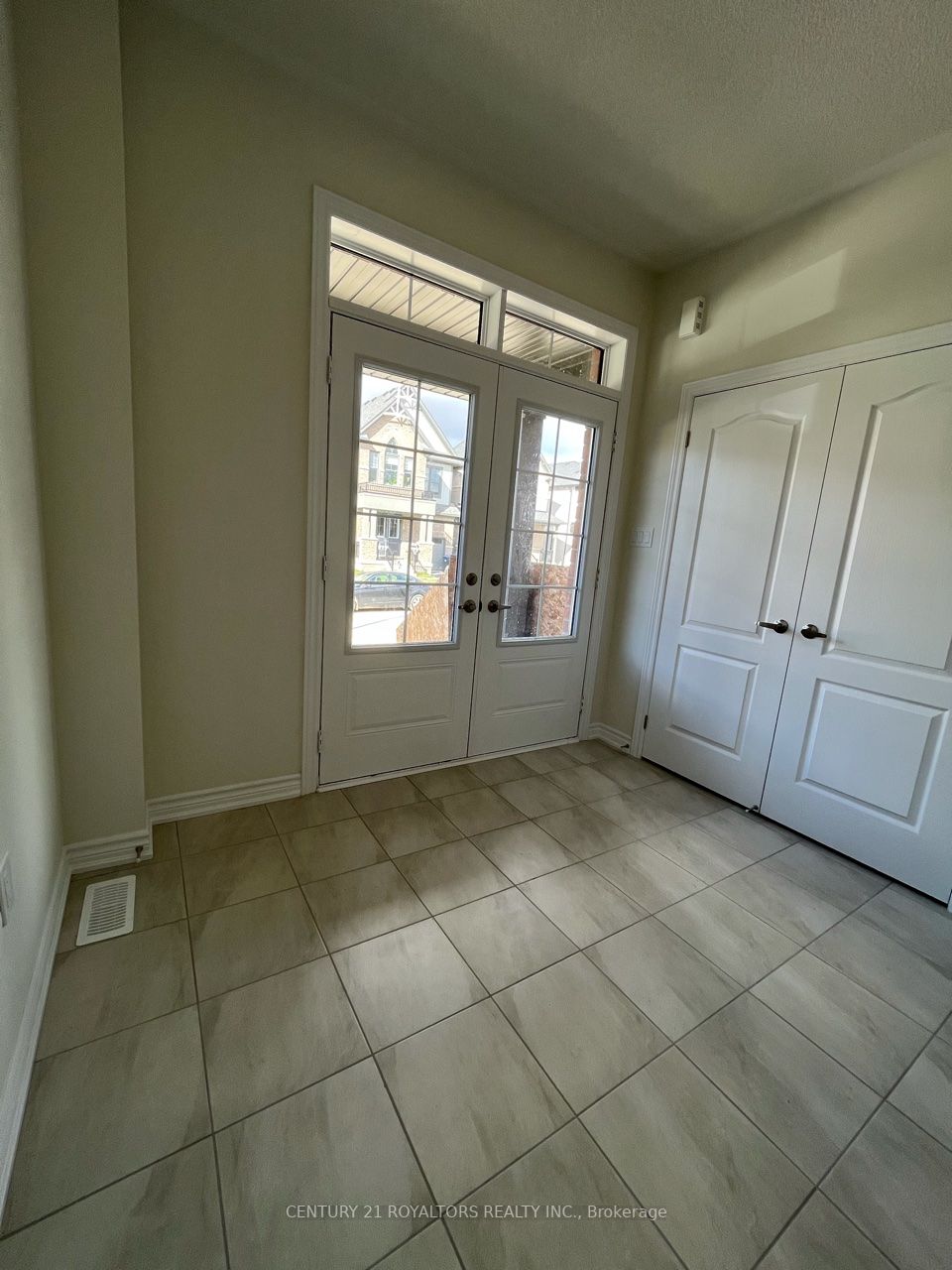 27 Calabria Dr