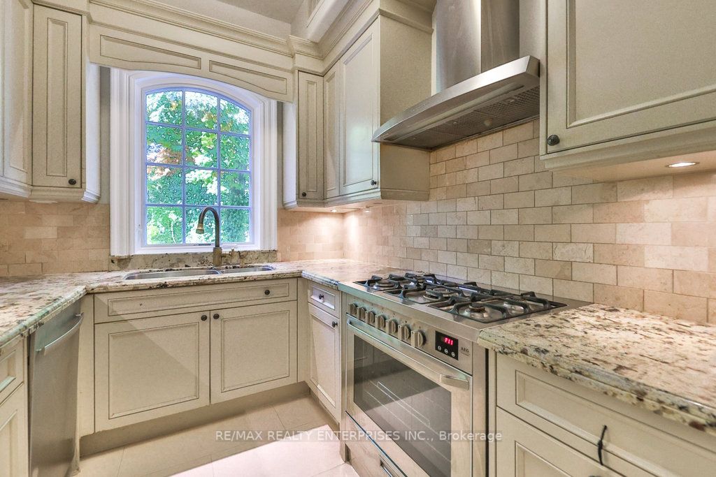 1135 Algonquin Dr