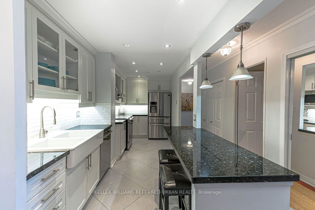 812 Burnhamthorpe Rd, #Ph04