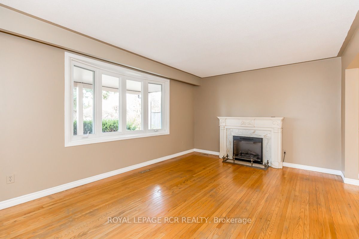6 Erindale Ave