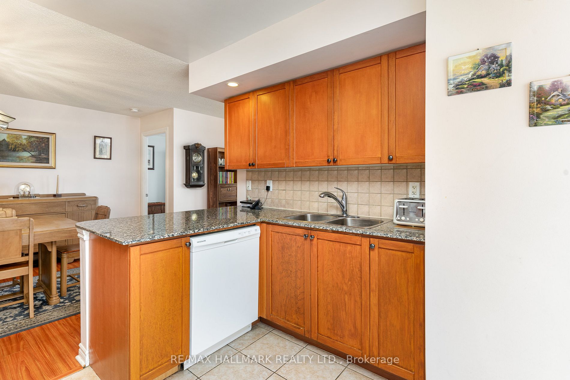 5233 Dundas St W, #1720