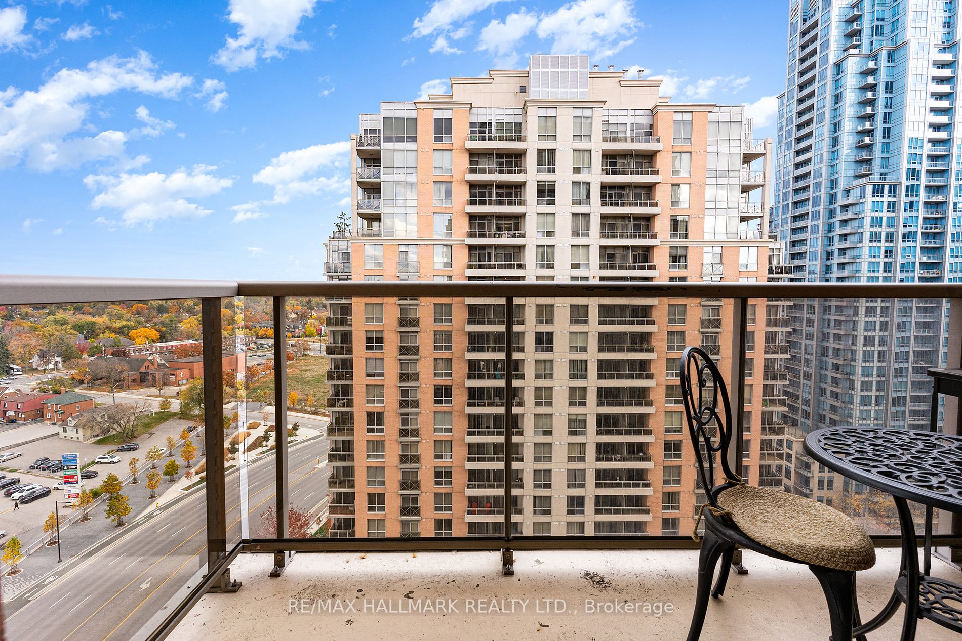 5233 Dundas St W, #1720