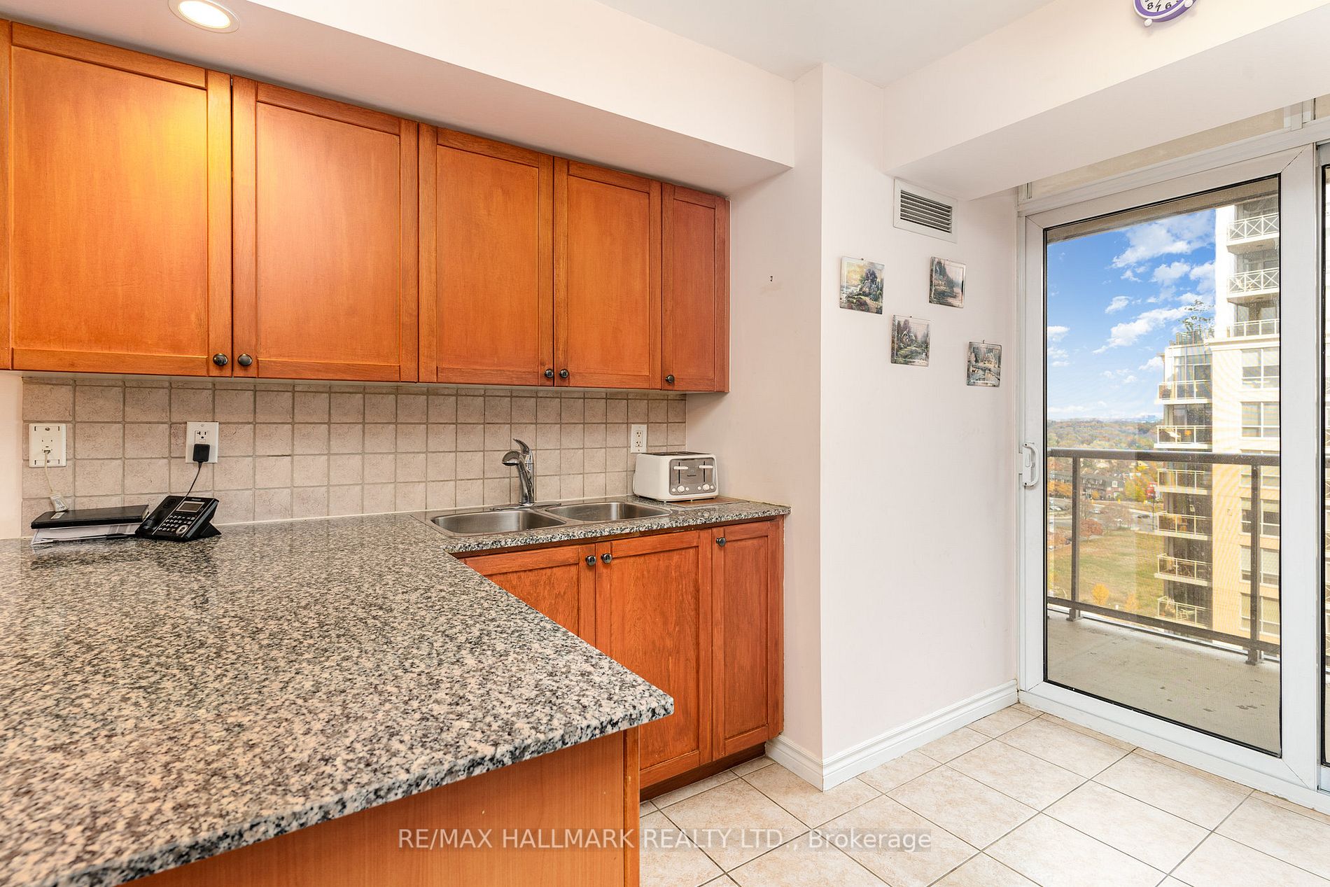 5233 Dundas St W, #1720