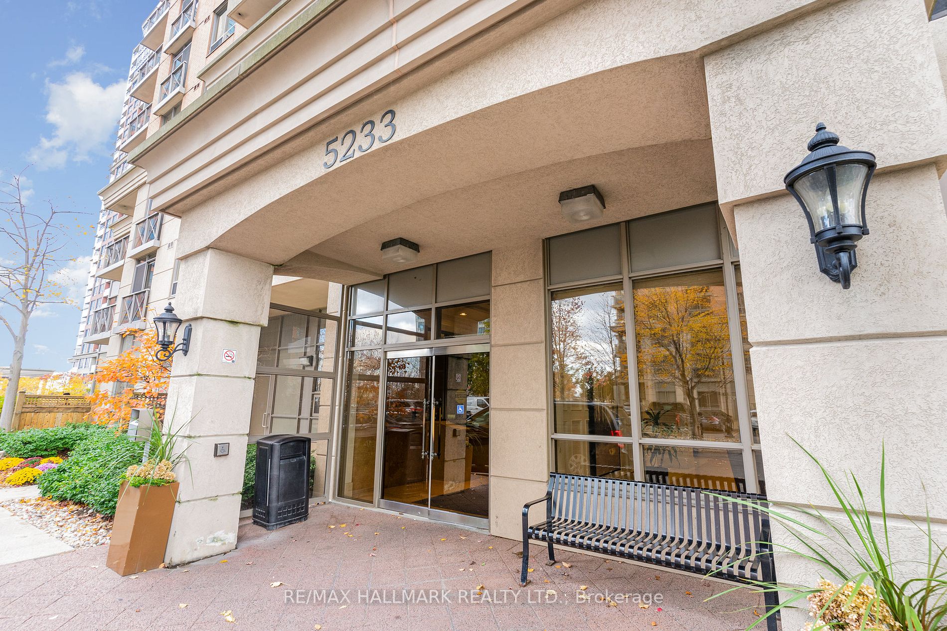 5233 Dundas St W, #1720