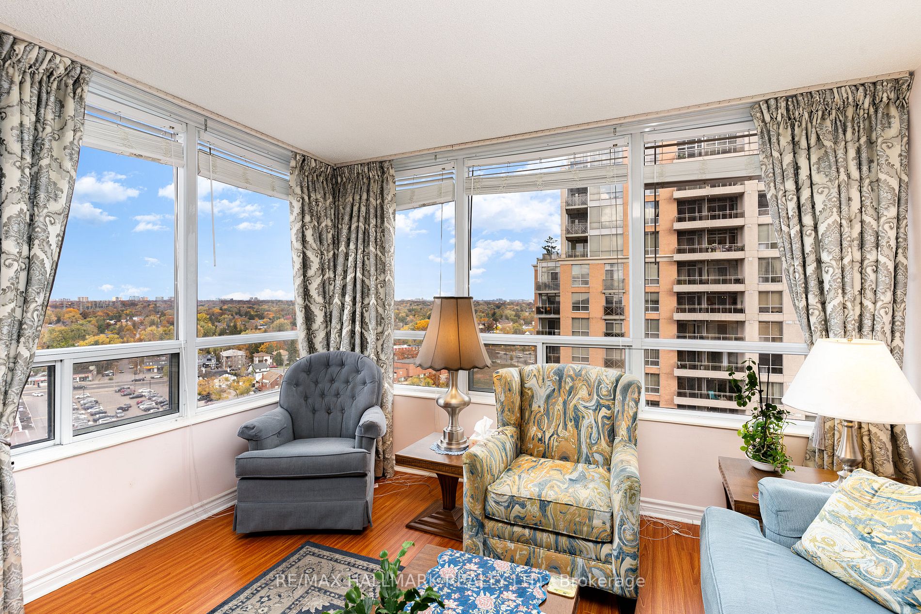 5233 Dundas St W, #1720