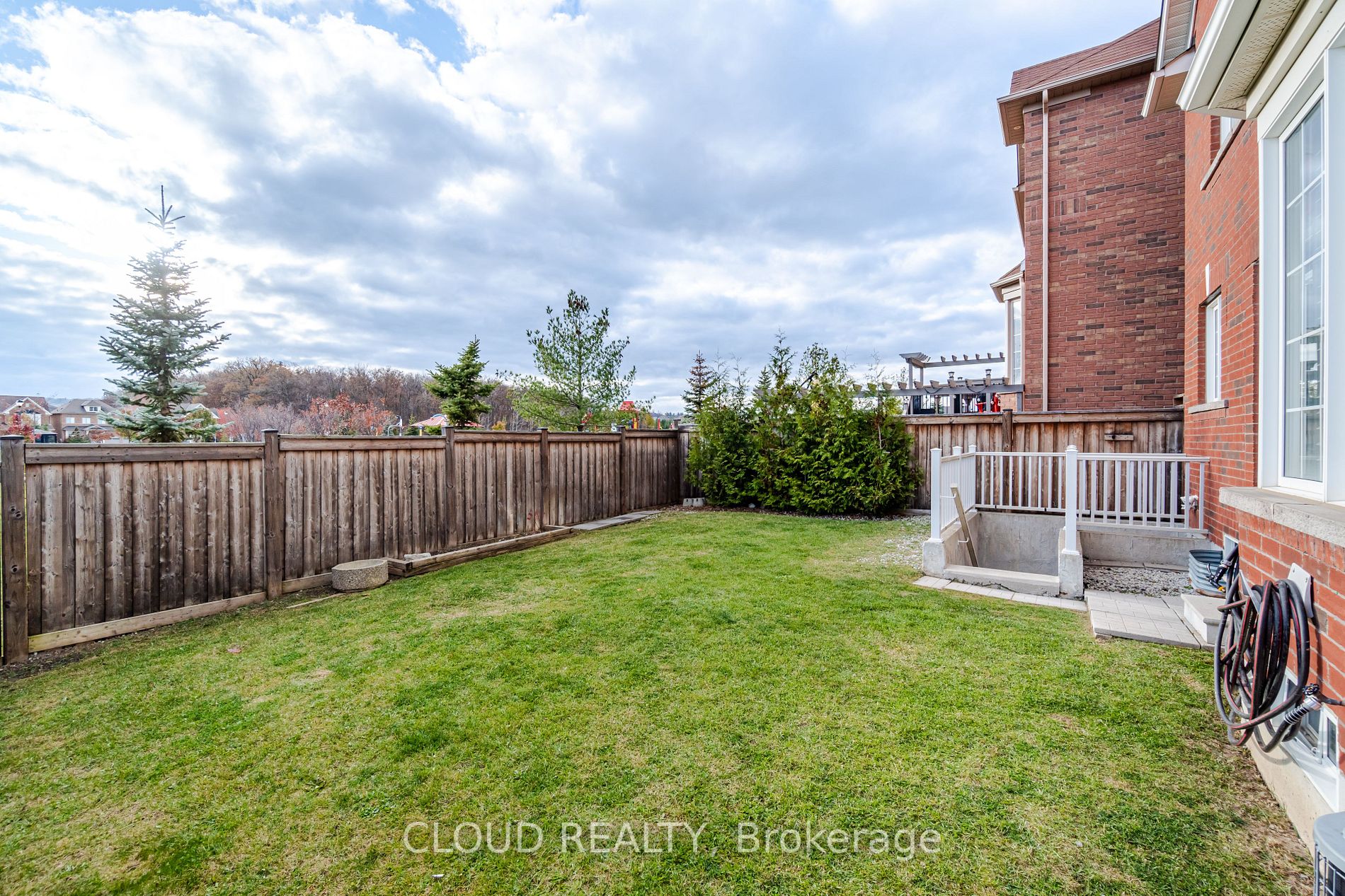 212 Giddings Cres