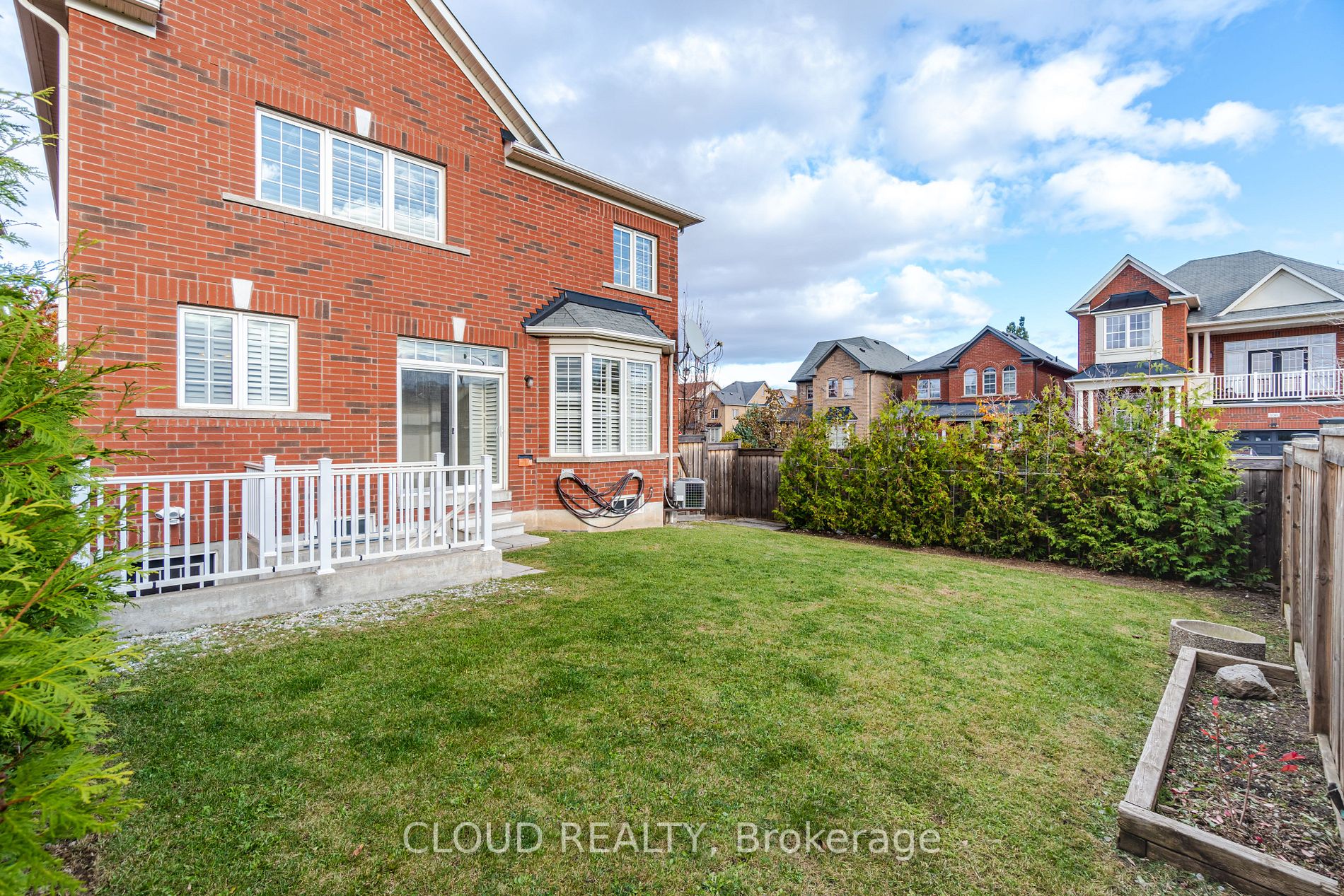 212 Giddings Cres