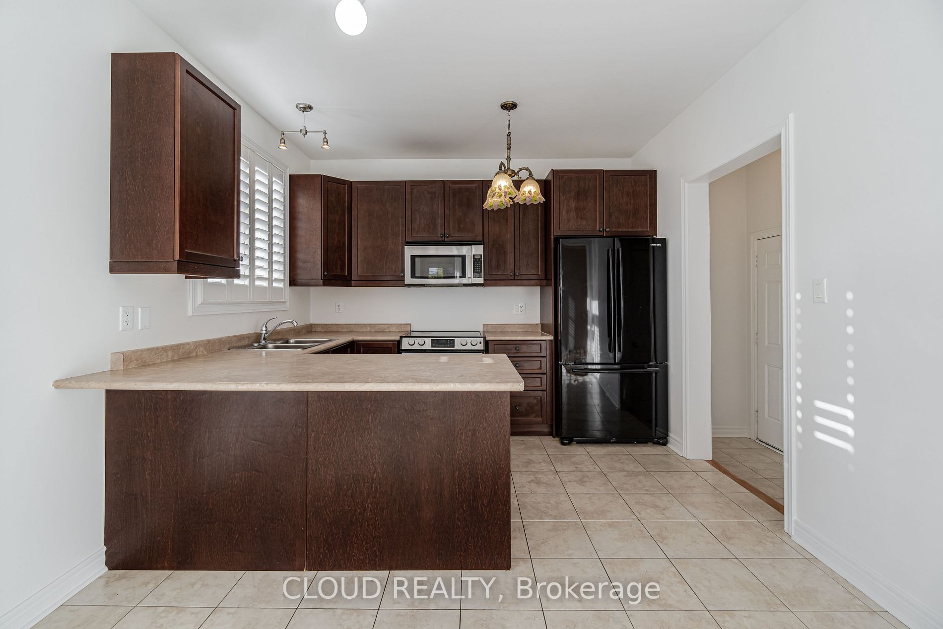 212 Giddings Cres