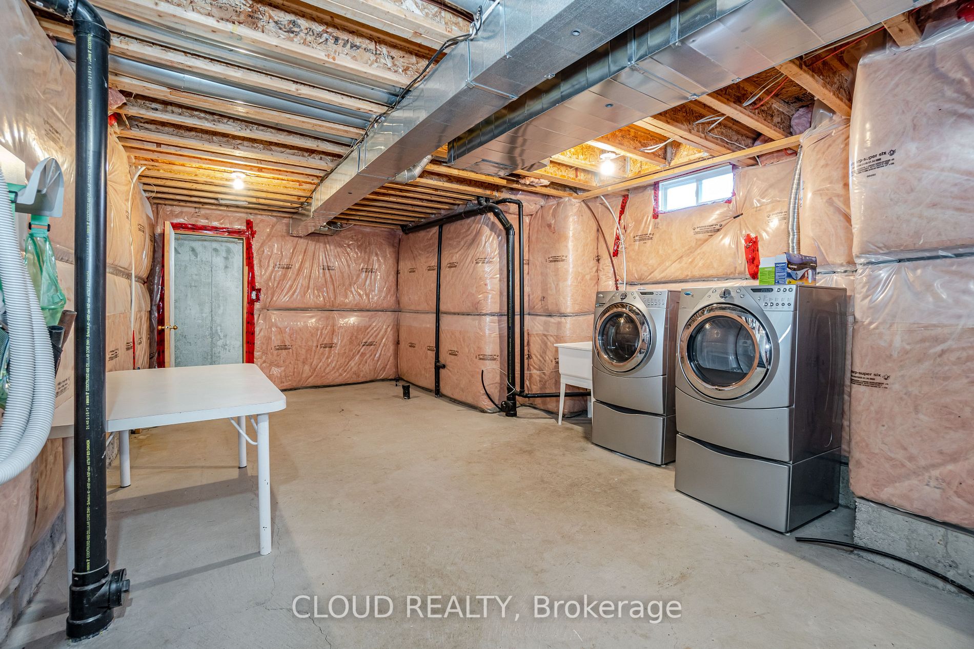 212 Giddings Cres