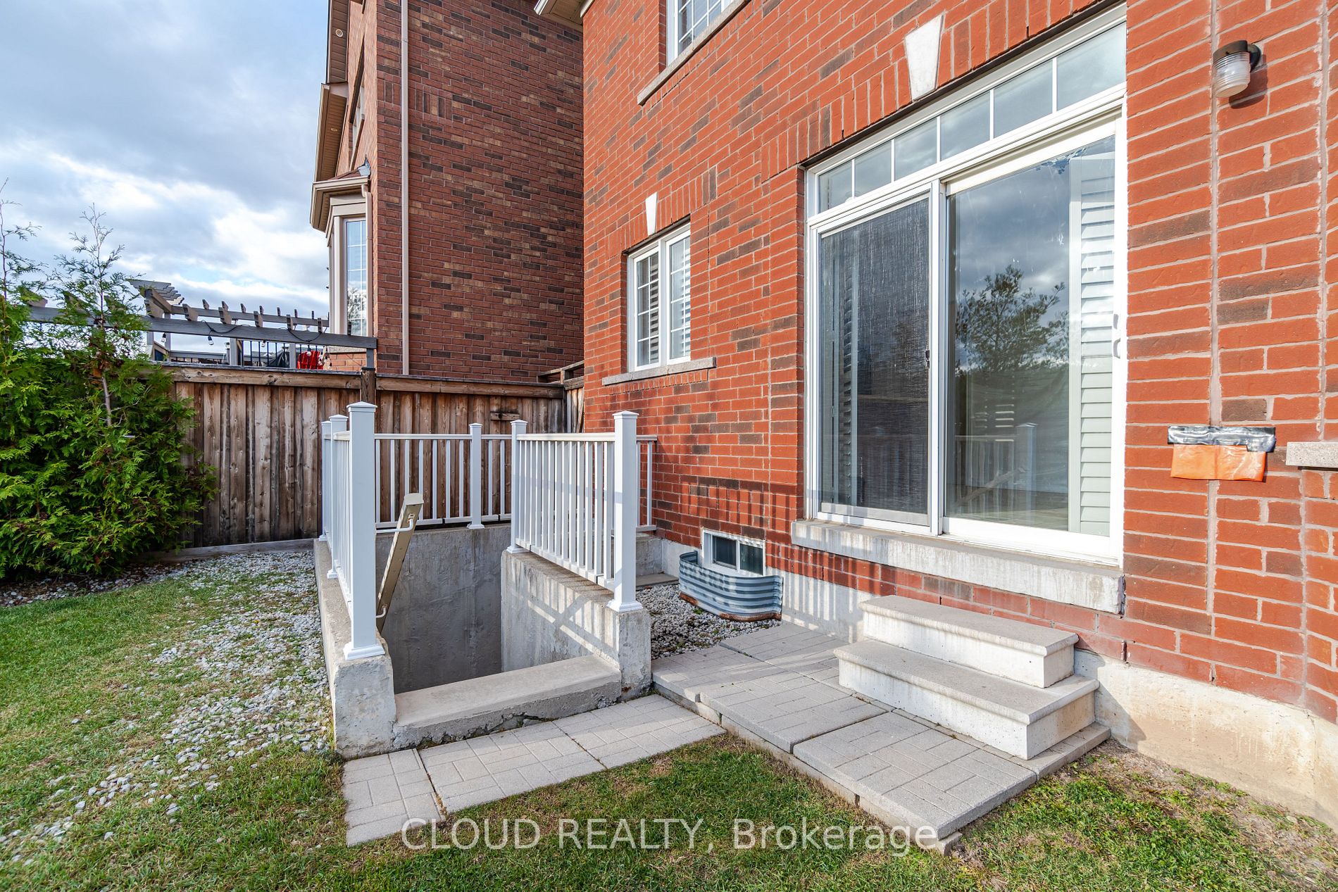 212 Giddings Cres