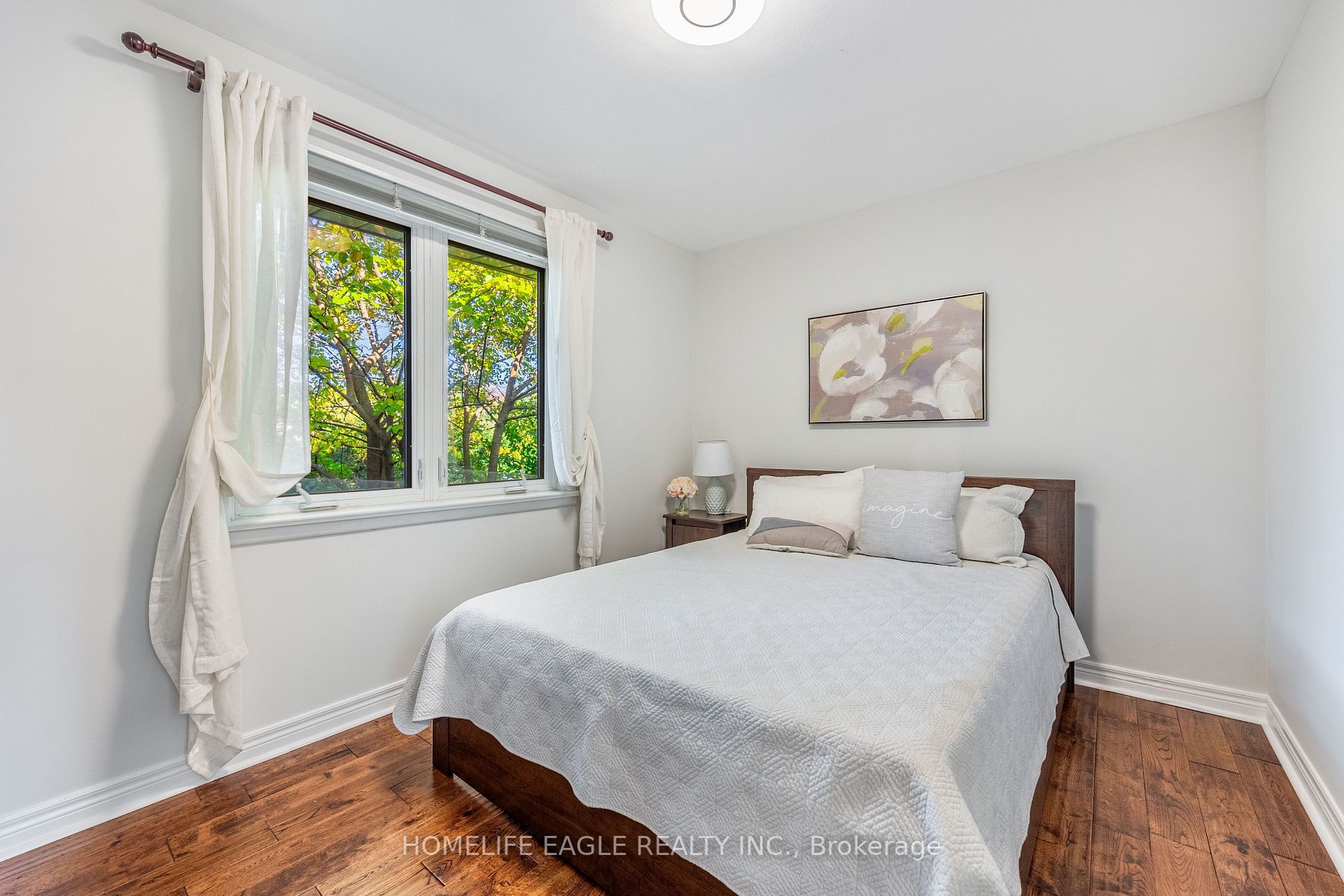 587 Wellington Cres