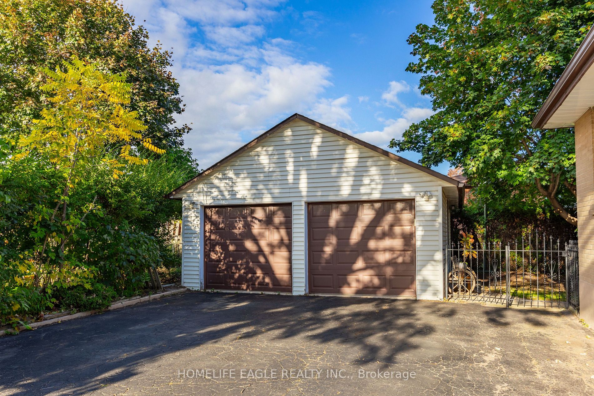 587 Wellington Cres