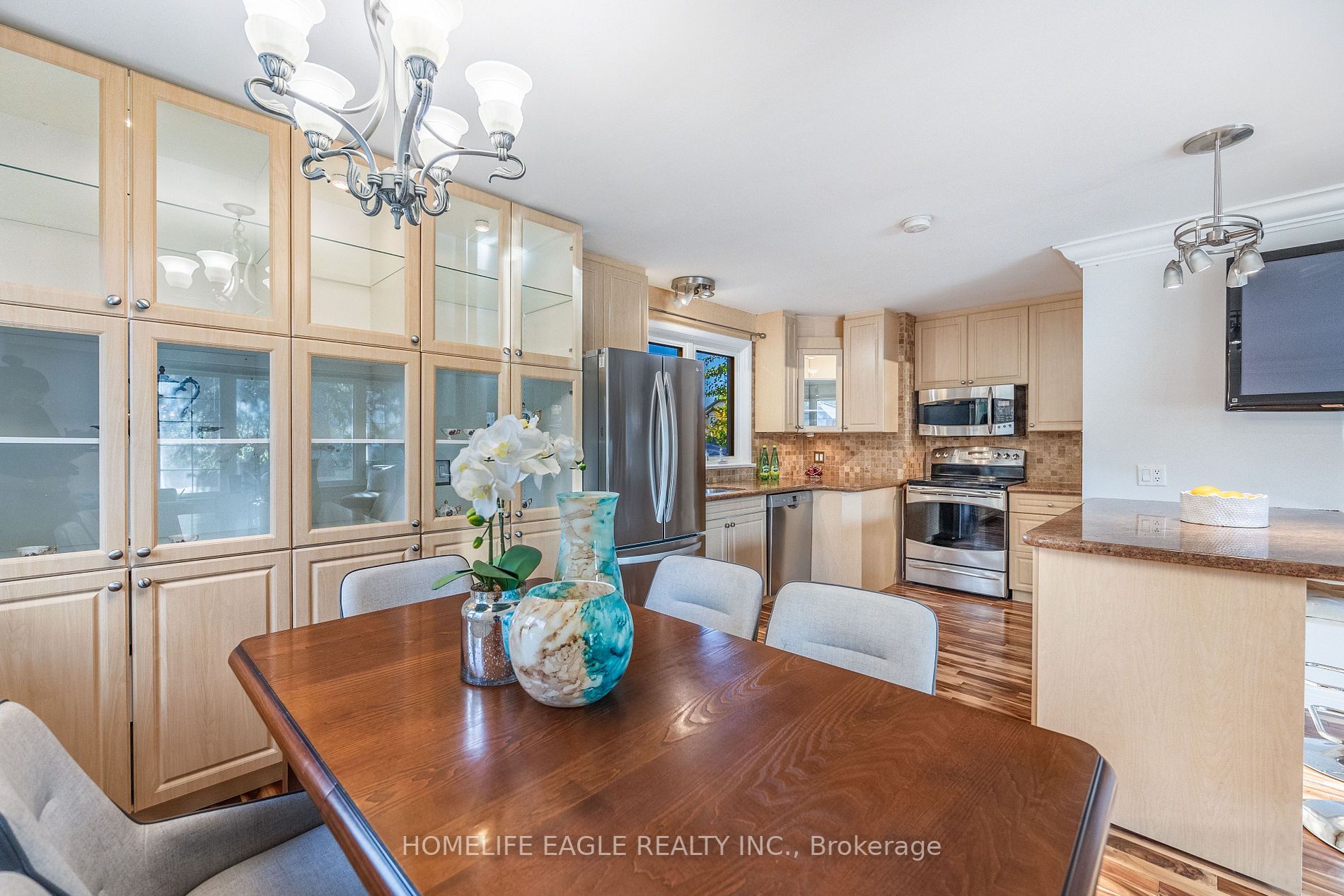 587 Wellington Cres
