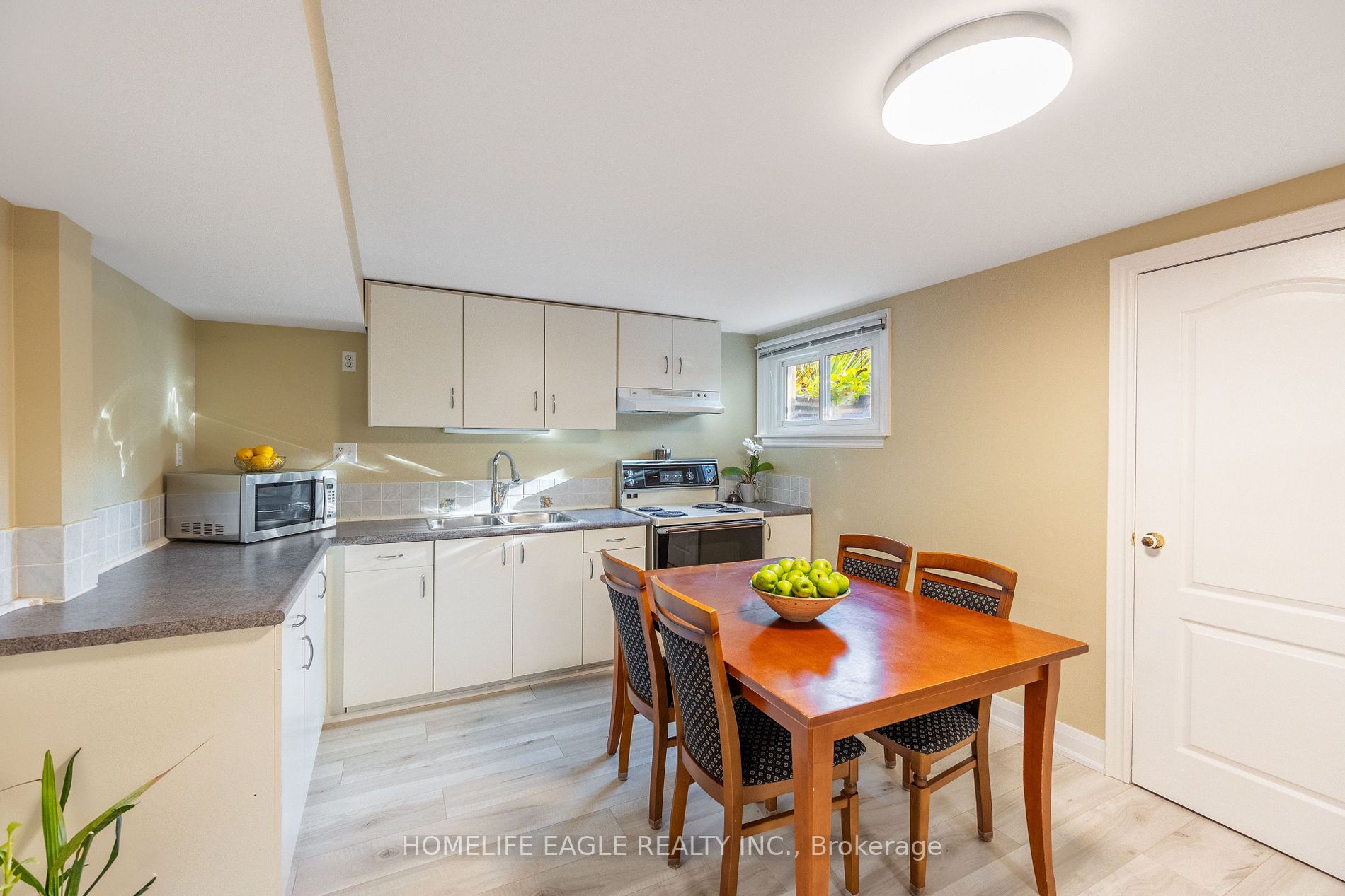587 Wellington Cres