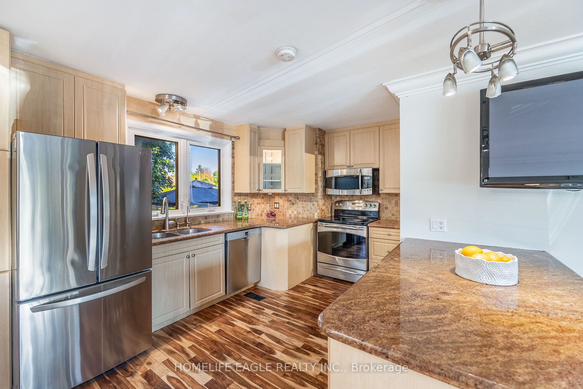 587 Wellington Cres