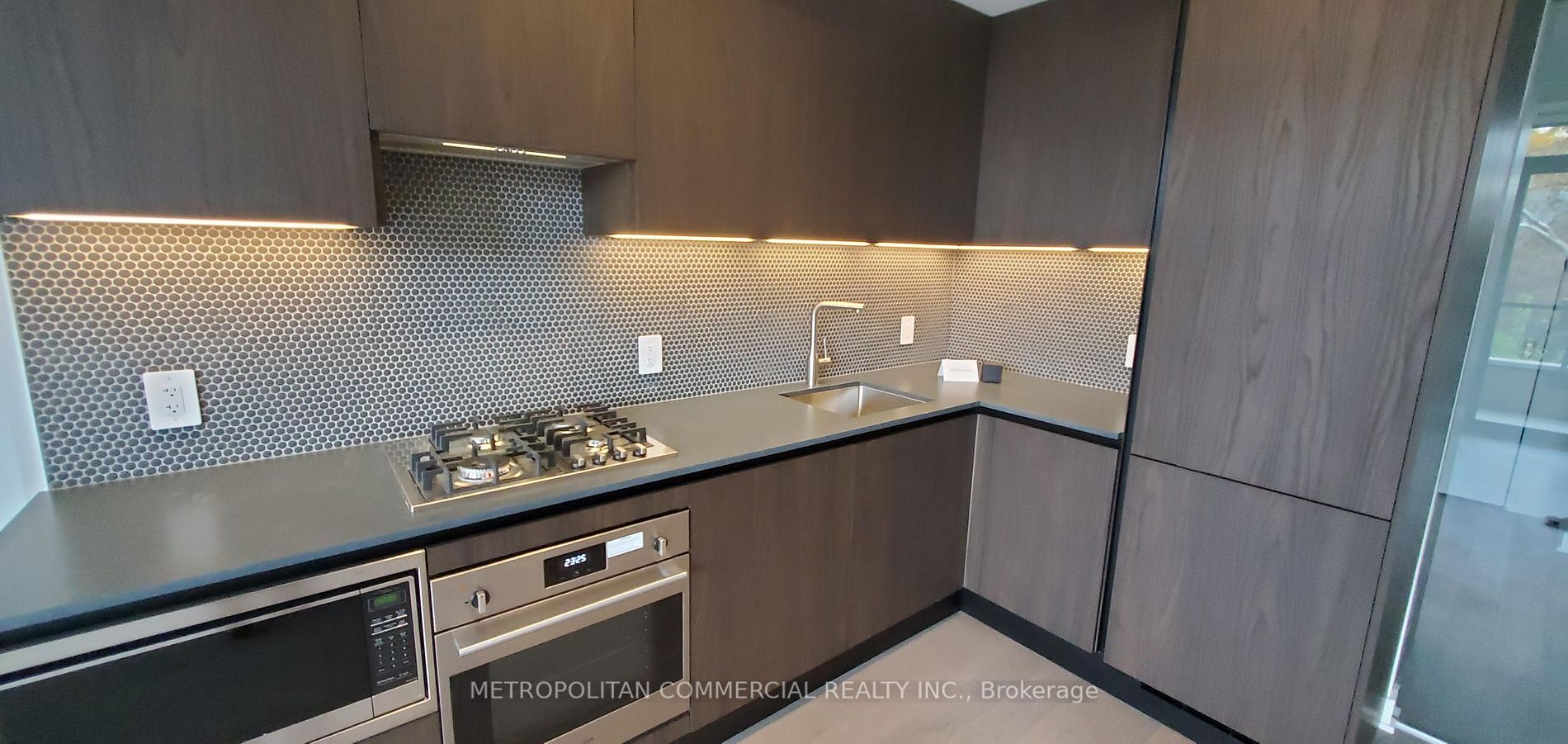 2720 Dundas St W, #212