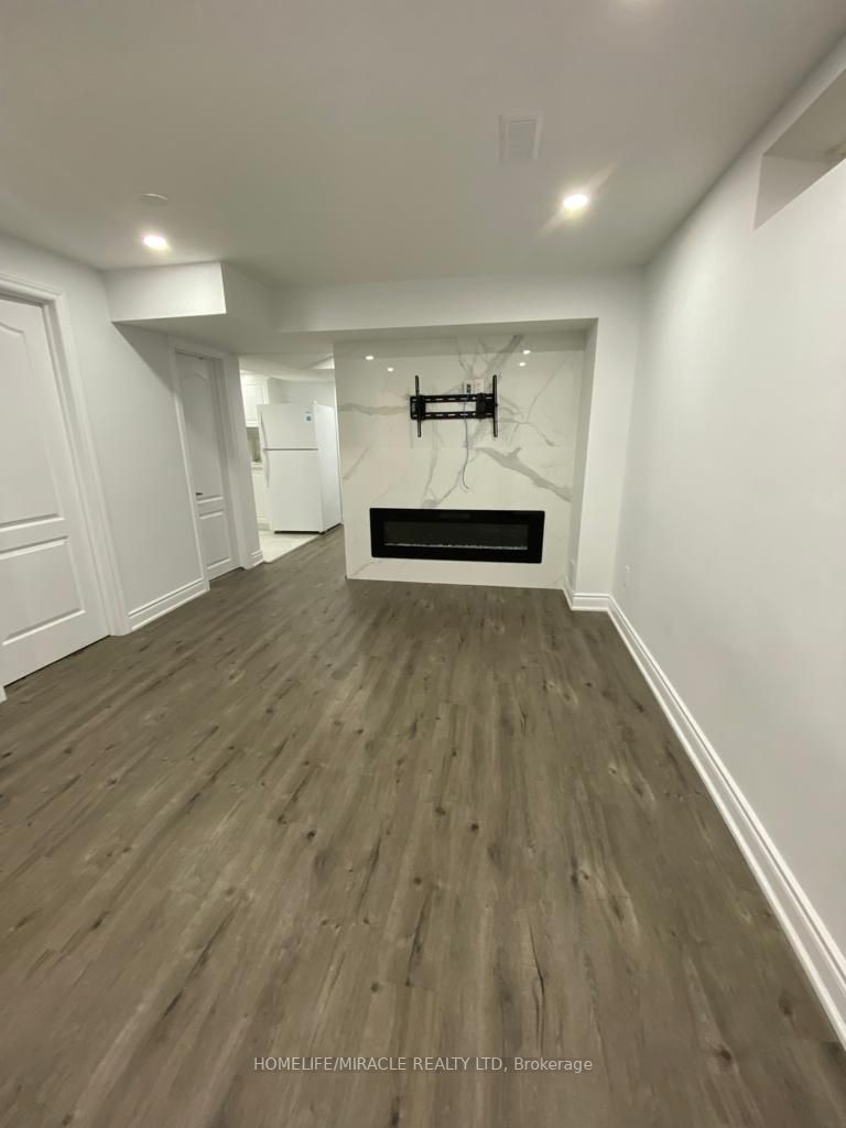 577 Queen Mary Dr