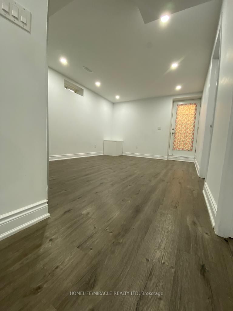 577 Queen Mary Dr